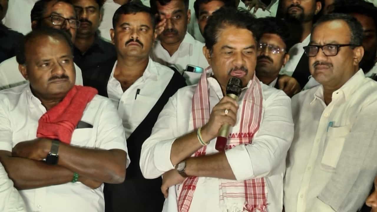 ರಾಜಕೀಯ ತಿರುವು ಪಡೆದುಕೊಂಡ ರಾಮನಗರ ವಕೀಲರ ಪ್ರತಿಭಟನೆ: ಕುಮಾರಸ್ವಾಮಿ, ಅಶೋಕ ಸಾಥ್ ರಾಜಕೀಯ ತಿರುವು ಪಡೆದುಕೊಂಡ ರಾಮನಗರ ವಕೀಲರ ಪ್ರತಿಭಟನೆ: ಕುಮಾರಸ್ವಾಮಿ, ಅಶೋಕ ಸಾಥ್