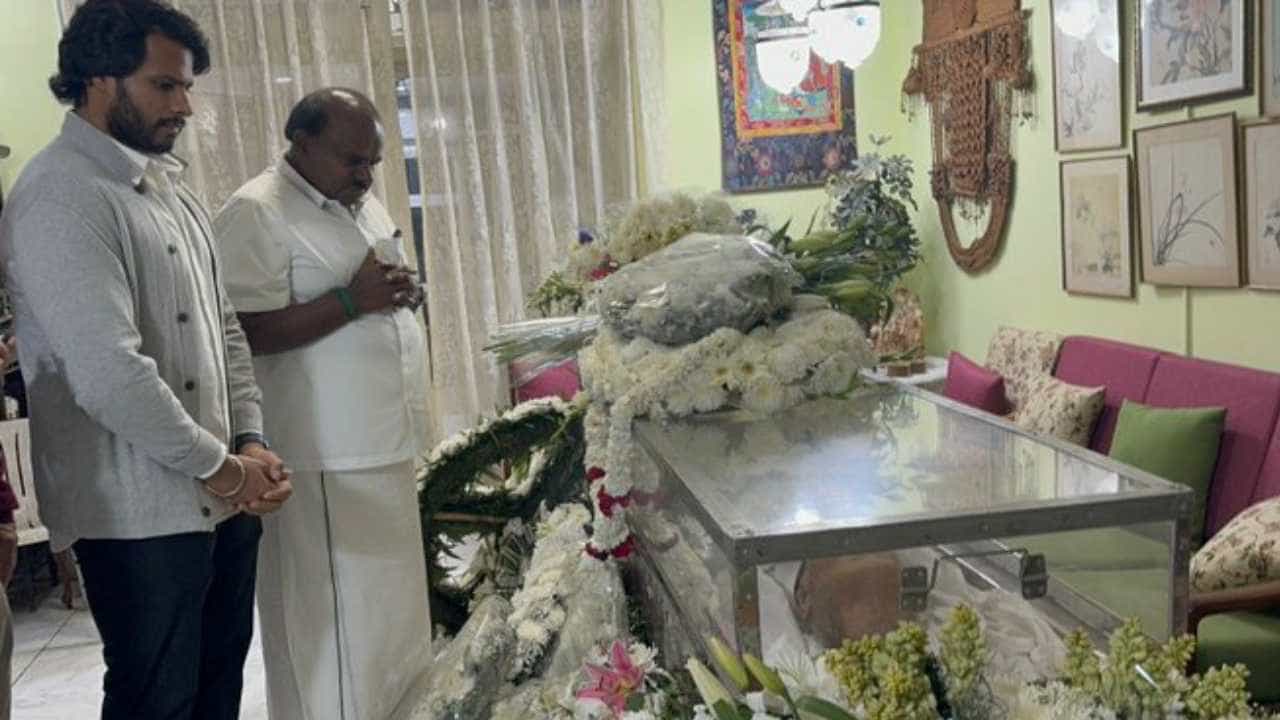ಹಿರಿಯ ವಕೀಲ ಫಾಲಿ ನಾರಿಮನ್ ಪಾರ್ಥಿವ ಶರೀರದ ಅಂತಿಮ ದರ್ಶನ ಪಡೆದ ಕುಮಾರಸ್ವಾಮಿ ಹಿರಿಯ ವಕೀಲ ಫಾಲಿ ನಾರಿಮನ್ ಪಾರ್ಥಿವ ಶರೀರದ ಅಂತಿಮ ದರ್ಶನ ಪಡೆದ ಕುಮಾರಸ್ವಾಮಿ