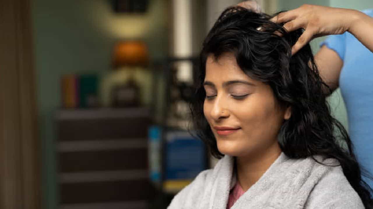 Hair Oil: ಸುಂದರವಾದ, ಉದ್ದ ಕೂದಲು ಬೇಕೆಂದರೆ ಯಾವ ಎಣ್ಣೆ ಬಳಸಬೇಕು? Hair Oil: ಸುಂದರವಾದ, ಉದ್ದ ಕೂದಲು ಬೇಕೆಂದರೆ ಯಾವ ಎಣ್ಣೆ ಬಳಸಬೇಕು?