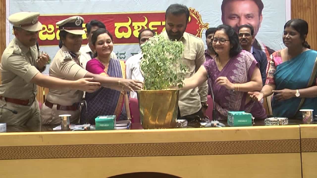 ವಿದ್ಯಾಕಾಶಿ ಧಾರವಾಡ- ವಾಣಿಜ್ಯ ನಗರಿ ಹುಬ್ಬಳ್ಳಿ ಅವಳಿ ನಗರದಲ್ಲಿ ಮಹಿಳೆಯರದ್ದೇ ದರ್ಬಾರ್! ವಿದ್ಯಾಕಾಶಿ ಧಾರವಾಡ- ವಾಣಿಜ್ಯ ನಗರಿ ಹುಬ್ಬಳ್ಳಿ ಅವಳಿ ನಗರದಲ್ಲಿ ಮಹಿಳೆಯರದ್ದೇ ದರ್ಬಾರ್!