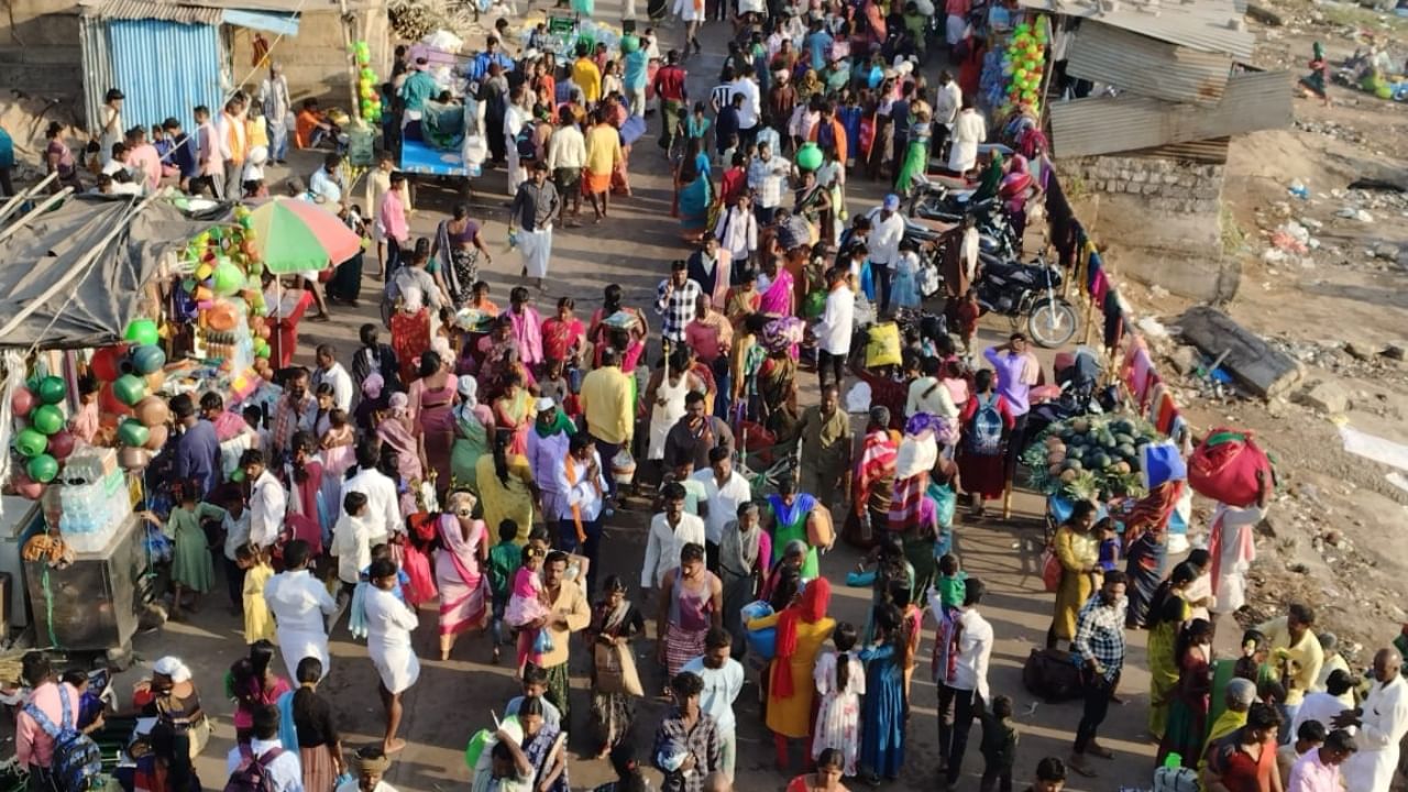 ಬರಗಾಲದ ಪರಿಣಾಮ: ತುಂಗಭದ್ರಾ ನದಿ ಖಾಲಿ, ಹುಲಿಗೆಮ್ಮ ದೇವಸ್ಥಾನಕ್ಕೆ ಬಂದ ಭಕ್ತರಿಂದ ಸ್ನಾನಕ್ಕಾಗಿ ಪರದಾಟ! ಬರಗಾಲದ ಪರಿಣಾಮ: ತುಂಗಭದ್ರಾ ನದಿ ಖಾಲಿ, ಹುಲಿಗೆಮ್ಮ ದೇವಸ್ಥಾನಕ್ಕೆ ಬಂದ ಭಕ್ತರಿಂದ ಸ್ನಾನಕ್ಕಾಗಿ ಪರದಾಟ!