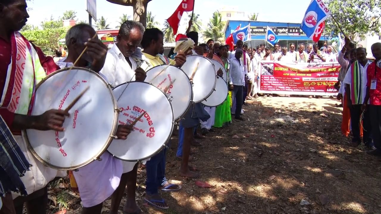 ಚಿಕ್ಕಬಳ್ಳಾಪುರ, ಫೆಬ್ರವರಿ 14: ಜಗತ್ತಿನಾದ್ಯಂತ ಜೀವನೋತ್ಸಾಹ ತುಂಬುವ ವ್ಯಾಲೆಂಟೆನ್ಸ್ ಡೆ ಧಾಂಧೂಮ್ ಅಂತಾ ನಡೆಯುತ್ತಿದ್ದರೆ ಇತ್ತ ಮುಂದಿನ ಜೀವನ ಹೇಗಪ್ಪಾ? ಎಂಬಂತೆ ಜೀವನದ ಸತ್ವವನ್ನೇ ಕಳೆದುಕೊಂಡವರಂತೆ ಮಸಣ ಕಾರ್ಮಿಕರು ಚಿಕ್ಕಬಳ್ಳಾಪುರದಲ್ಲಿ ಪ್ರತಿಭಟನೆ ಇಂದು ನಡೆಸಿದರು.