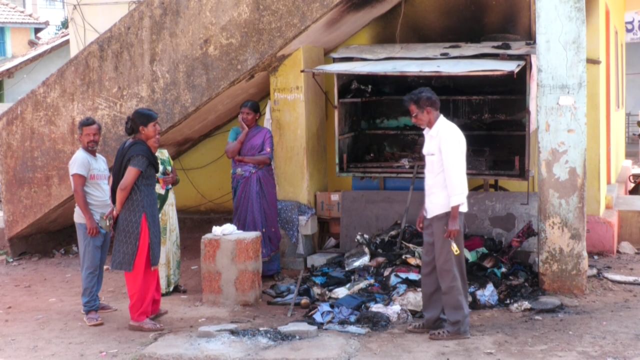 Trivial reason: ಜೀವನಾಧಾರವಾಗಿದ್ದ ಅಂಗಡಿಗೆ ಬೆಂಕಿ ಇಟ್ಟ ನೆರೆಮನೆಯಾತ! ಕಣ್ಣೀರಿಟ್ಟ ಬಡ ಕುಟುಂಬ, ವಿಡಿಯೋದಲ್ಲಿ ಸೆರೆ Trivial reason: ಜೀವನಾಧಾರವಾಗಿದ್ದ ಅಂಗಡಿಗೆ ಬೆಂಕಿ ಇಟ್ಟ ನೆರೆಮನೆಯಾತ! ಕಣ್ಣೀರಿಟ್ಟ ಬಡ ಕುಟುಂಬ, ವಿಡಿಯೋದಲ್ಲಿ ಸೆರೆ
