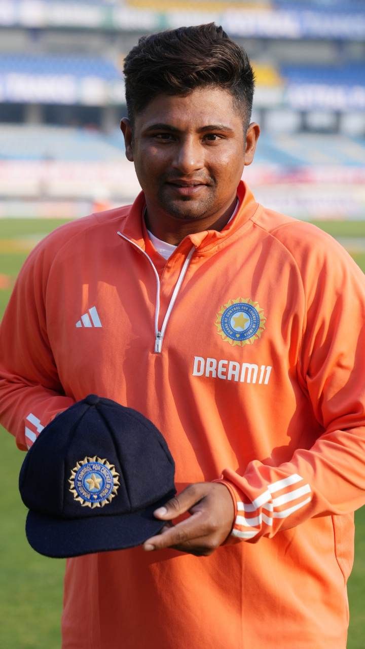 ಬಹಳ ಸಮಯದಿಂದ ಅಂತರರಾಷ್ಟ್ರೀಯ ಪಂದ್ಯವಾಡಲು ಕಾದು ಕುಳಿತಿದ್ದ ಸರ್ಫರಾಜ್ ಖಾನ್ ಅವರಿಗೆ ಕೊನೆಗೂ ಅವಕಾಶ ಸಿಕ್ಕಿದ್ದು, ಇಂದು ಪದಾರ್ಪಣೆ ಮಾಡಿದ್ದಾರೆ.