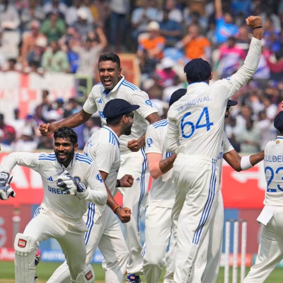 ಭಾರತ ಹಾಗೂ ಇಂಗ್ಲೆಂಡ್ ನಡುವಣ ಐದು ಪಂದ್ಯಗಳ ಟೆಸ್ಟ್ ಸರಣಿ ಸದ್ಯ 1-1 ಅಂಕಗಳ ಅಂತರದಿಂದ ಸಮಬಲಗೊಂಡಿದೆ. ಮೂರನೇ ಟೆಸ್ಟ್ ಫೆಬ್ರವರಿ 15 ರಿಂದ ರಾಜ್ಕೋಟ್ನಲ್ಲಿ ನಡೆಯಲಿದೆ. ಆದರೆ, ಅದಕ್ಕೂ ಮುನ್ನ ಅಲ್ಲಿನ ಕ್ರೀಡಾಂಗಣದ ಹೆಸರು ಬದಲಾಗಲಿದೆ. ಭಾರತ-ಇಂಗ್ಲೆಂಡ್ ಮೂರನೇ ಟೆಸ್ಟ್ ಪಂದ್ಯವನ್ನು ರಾಜ್ಕೋಟ್ನಲ್ಲಿ ಹೊಸದಾಗಿ ಹೆಸರಿಸಲಾದ ಕ್ರೀಡಾಂಗಣದಲ್ಲಿ ಆಡಲಾಗುತ್ತದೆ.