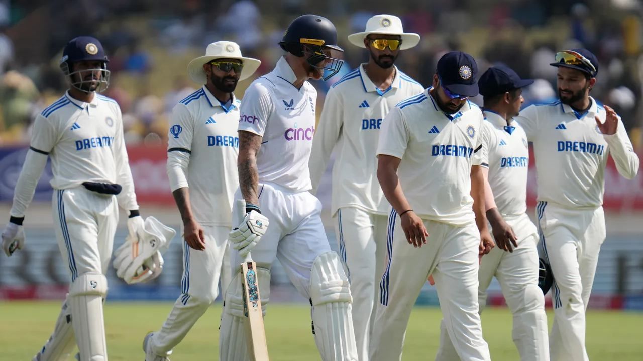 IND vs ENG 3rd Test: ಈ ಪಂದ್ಯದಲ್ಲಿ ಮೊದಲು ಬ್ಯಾಟ್ ಮಾಡಿದ ಟೀಮ್ ಇಂಡಿಯಾ ಪರ ರೋಹಿತ್ ಶರ್ಮಾ (131) ಹಾಗೂ ರವೀಂದ್ರ ಜಡೇಜಾ (112) ಭರ್ಜರಿ ಶತಕ ಬಾರಿಸಿದ್ದರು. ಈ ಶತಕದ ನೆರವಿನಿಂದ ಭಾರತ ತಂಡವು ಮೊದಲ ಇನಿಂಗ್ಸ್​ನಲ್ಲಿ 445 ರನ್ ಕಲೆಹಾಕಿತು. ಇದಕ್ಕುತ್ತರವಾಗಿ ಮೊದಲ ಇನಿಂಗ್ಸ್​ನಲ್ಲಿ ಆಡಿರುವ ಇಂಗ್ಲೆಂಡ್​ ತಂಡವು ಬೆನ್ ಡಕೆಟ್ (153) ಅವರ ಶತಕದ ನೆರವಿನಿಂದ 319 ರನ್​ಗಳಿಸಿ ಆಲೌಟ್ ಆಗಿದೆ. ಇದೀಗ ಟೀಮ್ ಇಂಡಿಯಾ ದ್ವಿತೀಯ ಇನಿಂಗ್ಸ್ ಆಡುತ್ತಿದೆ.