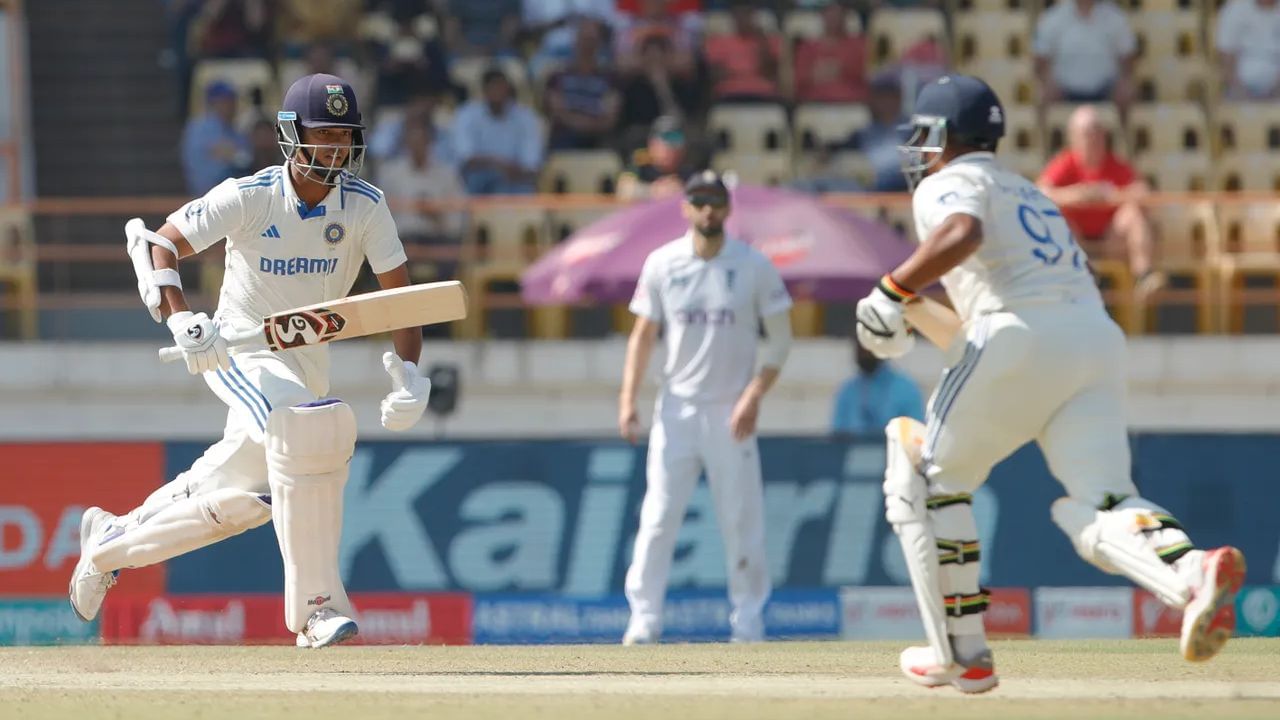 IND vs ENG 3rd Test: ಈ ಪಂದ್ಯದಲ್ಲಿ ಮೊದಲು ಬ್ಯಾಟ್ ಮಾಡಿದ ಟೀಮ್ ಇಂಡಿಯಾ 445 ರನ್​ ಕಲೆಹಾಕಿತು. ಇದಕ್ಕುತ್ತರವಾಗಿ ಇನಿಂಗ್ಸ್ ಆರಂಭಿಸಿದ ಇಂಗ್ಲೆಂಡ್ 319 ರನ್​ಗಳಿಗೆ ಆಲೌಟ್ ಆಗಿತ್ತು. ಇದರ ಬೆನ್ನಲ್ಲೇ 126 ರನ್​ಗಳ ಮುನ್ನಡೆಯೊಂದಿಗೆ ದ್ವಿತೀಯ ಇನಿಂಗ್ಸ್ ಆಡಿದ ಟೀಮ್ ಇಂಡಿಯಾ ಯಶಸ್ವಿ ಜೈಸ್ವಾಲ್ (214) ಅವರ ಅಜೇಯ ದ್ವಿಶತಕ, ಸರ್ಫರಾಝ್ ಖಾನ್ (68) ಹಾಗೂ ಶುಭ್​ಮನ್ ಗಿಲ್ (91) ಅವರ ಅರ್ಧಶತಕದ ನೆರವಿನಿಂದ 4 ವಿಕೆಟ್ ನಷ್ಟಕ್ಕೆ 430 ರನ್​ ಕಲೆಹಾಕಿದ ಡಿಕ್ಲೇರ್ ಘೋಷಿಸಿದೆ. ಈ ಮೂಲಕ ಇಂಗ್ಲೆಂಡ್​ಗೆ 557 ರನ್​ಗಳ ಗುರಿ ನೀಡಿದೆ.
