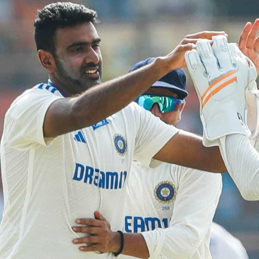 ರಾಜ್ಕೋಟ್ನ ನಿರಂಜನ್ ಶಾ ಸ್ಟೇಡಿಯಂನಲ್ಲಿ ನಡೆಯುತ್ತಿರುವ ಭಾರತ ಹಾಗೂ ಇಂಗ್ಲೆಂಡ್ ನಡುವಣ ಮೂರನೇ ಟೆಸ್ಟ್ ಪಂದ್ಯ ಕುತೂಹಲ ಕೆರಳಿಸಿದೆ. ಭಾರತ 445 ರನ್ಗಳಿಗೆ ಆಲೌಟ್ ಆದರೆ, ಅತ್ತ ತಿರುಗೇಟು ನೀಡುತ್ತಿರುವ ಆಂಗ್ಲರು ಎರಡನೇ ದಿನದಾಟದ ಅಂತ್ಯಕ್ಕೆ 2 ವಿಕೆಟ್ ನಷ್ಟಕ್ಕೆ 207 ರನ್ ಕಲೆಹಾಕಿದೆ.