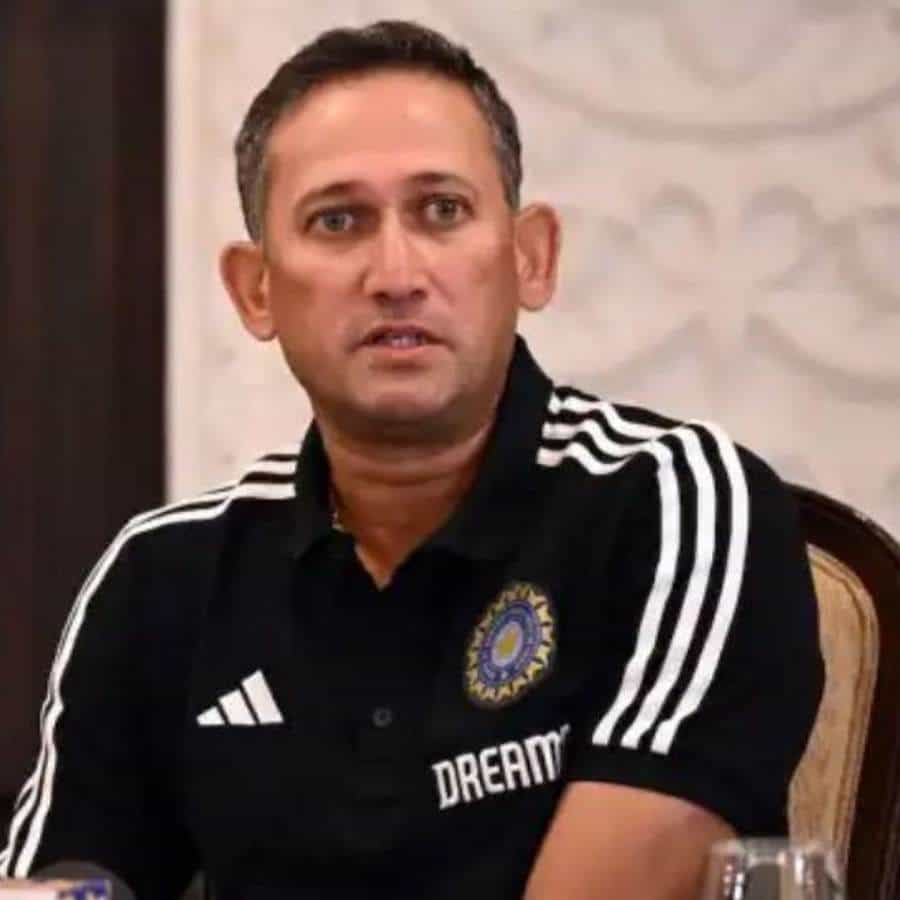 ಅಜಿತ್ ಅಗ್ರಕರ್ ನೇತೃತ್ವದ ಬಿಸಿಸಿಐ ಆಯ್ಕೆ ಸಮಿತಿಯು ಇಂಗ್ಲೆಂಡ್ ವಿರುದ್ಧದ ಉಳಿದ ಮೂರು ಟೆಸ್ಟ್ಗಳಿಗೆ ಭಾರತ ತಂಡವನ್ನು ಅಂತಿಮಗೊಳಿಸಲು ಗುರುವಾರ ಸಭೆ ಸೇರಬೇಕಿತ್ತು. ಸಭೆ ನಡೆದಿದೆಯೇ ಅಥವಾ ಇಲ್ಲವೇ ಎಂಬುದರ ಕುರಿತು ಯಾವುದೇ ಸ್ಪಷ್ಟತೆ ಇಲ್ಲ. ಆದರೆ ಇಂದು ಶುಕ್ರವಾರ ಟೀಮ್ ಇಂಡಿಯಾ ಪ್ರಕಟ ಆಗಲಿದೆ ಎಂದು ಕ್ರಿಕ್ಬಜ್ ವರದಿಯು ಉಲ್ಲೇಖಿಸಿದೆ.