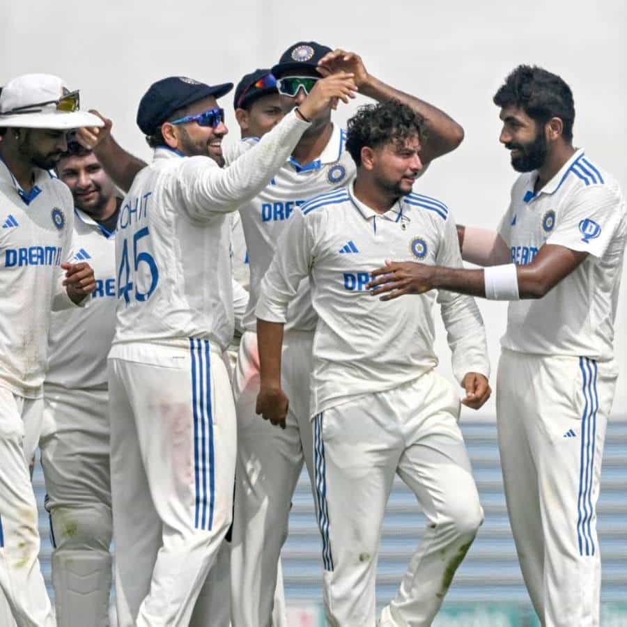 ಭಾರತ ಮತ್ತು ಇಂಗ್ಲೆಂಡ್ ನಡುವೆ ಐದು ಪಂದ್ಯಗಳ ಟೆಸ್ಟ್ ಸರಣಿ ಸದ್ಯ 1-1 ಅಂತರದಲ್ಲಿ ಸಮಬಲಗೊಂಡಿದೆ. ಹೀಗಾಗಿ ಮೂರನೇ ಪಂದ್ಯ ನಿರ್ಣಾಯಕವಾಗಲಿದೆ. ಏಕೆಂದರೆ ಈ ಪಂದ್ಯದಲ್ಲಿ ಸೋತ ತಂಡ ಮತ್ತೆ ತಿರುಗೇಟು ನೀಡಲು ಮುಂದಿನ ಎರಡು ಪಂದ್ಯಗಳಿಗೆ ಹೋರಾಟ ನಡೆಸಬೇಕಾಗುತ್ತದೆ. ಇಂದು ರಾಜ್ಕೋಟ್ ನಲ್ಲಿ ಮೂರನೇ ಟೆಸ್ಟ್ ಶುರುವಾಗಲಿದೆ.