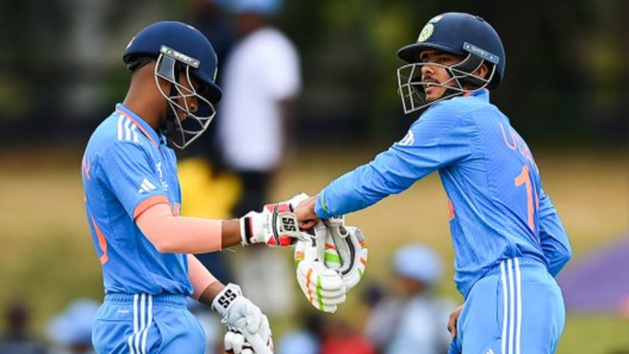 ದಕ್ಷಿಣ ಆಫ್ರಿಕಾದಲ್ಲಿ ನಡೆಯುತ್ತಿರುವ 19 ವರ್ಷದೊಳಗಿನವರ ಏಕದಿನ ವಿಶ್ವಕಪ್ನ ಸೂಪರ್ ಸಿಕ್ಸ್ ಸುತ್ತಿನಲ್ಲಿ ಭಾರತ ಹಾಗೂ ನೇಪಾಳ ತಂಡಗಳು ಮುಖಾಮುಖಿಯಾಗಿದ್ದು, ಪಂದ್ಯದಲ್ಲಿ ಮೊದಲು ಬ್ಯಾಟಿಂಗ್ ಮಾಡಿದ ಟೀಂ ಇಂಡಿಯಾ ನಿಗದಿತ 50 ಓವರ್ಗಳಲ್ಲಿ 5 ವಿಕೆಟ್ ಕಳೆದುಕೊಂಡು 297 ರನ್ ಕಲೆಹಾಕಿದೆ. ಈ ಮೂಲಕ ನೇಪಾಳ ತಂಡಕ್ಕೆ 298 ರನ್ ಟಾರ್ಗೆಟ್ ನೀಡಿದೆ.