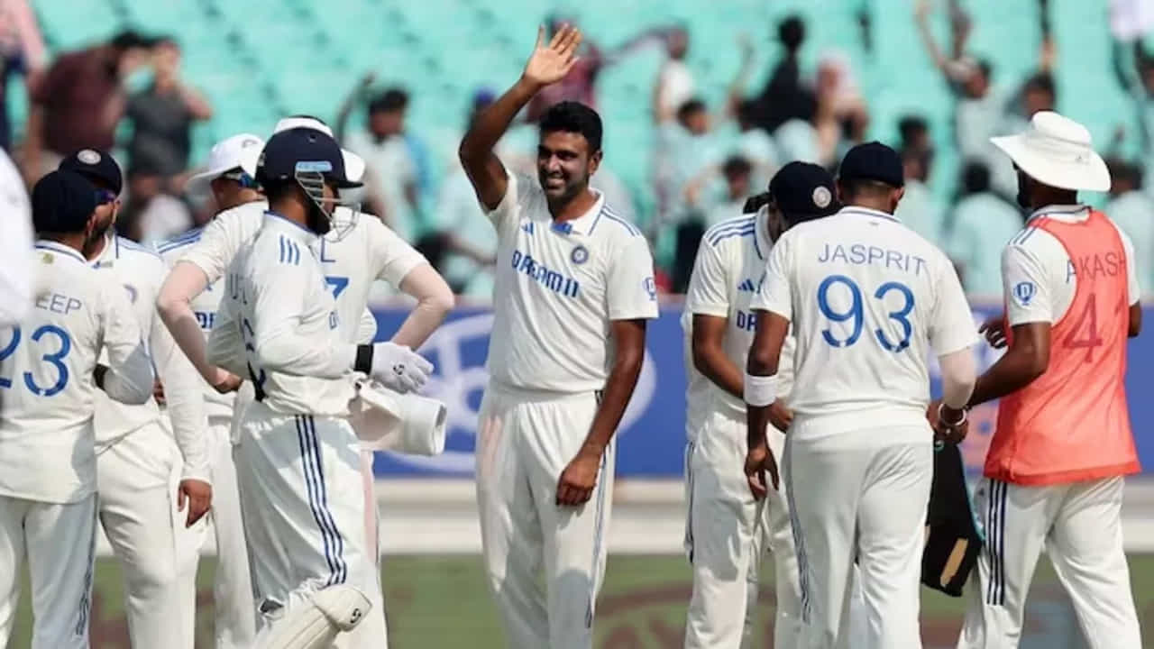 ರಾಜ್ಕೋಟ್ನಲ್ಲಿ ನಡೆದ ಟೆಸ್ಟ್ ಸರಣಿಯ ಮೂರನೇ ಪಂದ್ಯದಲ್ಲಿ ಇಂಗ್ಲೆಂಡ್ ವಿರುದ್ಧ ಟೀಂ ಇಂಡಿಯಾ ಭರ್ಜರಿ ಜಯ ಸಾಧಿಸಿದೆ. ಇಂಗ್ಲೆಂಡ್ ತಂಡವನ್ನು 434 ರನ್ಗಳಿಂದ ಸೋಲಿಸಿದ ಟೀಂ ಇಂಡಿಯಾ ಟೆಸ್ಟ್ ಮಾದರಿಯಲ್ಲಿ ಸೇನಾ ರಾಷ್ಟ್ರಗಳ ವಿರುದ್ಧ ತನ್ನ ಪಾರುಪತ್ಯ ಮುಂದುವರೆಸಿದೆ.