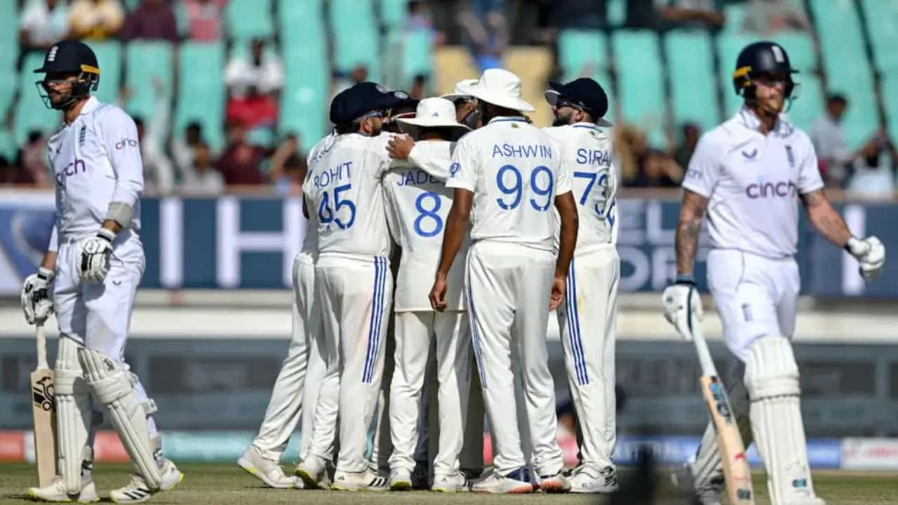 ರಾಜ್ಕೋಟ್ನಲ್ಲಿ ನಡೆಯಿತು 434 ರನ್ಗಳಿಂದ ಏಕಪಕ್ಷೀಯ ಗೆಲುವು ದಾಖಲಿಸಿರುವ ಟೀಂ ಇಂಡಿಯಾ ಈ ಗೆಲುವಿನೊಂದಿಗೆ ಸರಣಿಯಲ್ಲಿ 2-1 ಮುನ್ನಡೆ ಸಾಧಿಸಿದೆ. ಹಾಗೆಯೇ ವಿಶ್ವ ಟೆಸ್ಟ್ ಚಾಂಪಿಯನ್ಶಿಪ್ ಪಾಯಿಂಟ್ ಪಟ್ಟಿಯಲ್ಲೂ ಈ ಗೆಲುವಿನ ಲಾಭ ಪಡೆದಿದೆ.
