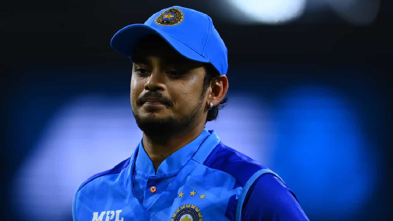 ಸೌತ್ ಆಫ್ರಿಕಾ ವಿರುದ್ಧದ ಟೆಸ್ಟ್ ಸರಣಿ ಆರಂಭಕ್ಕೂ ಮುನ್ನ ಟೀಮ್ ಇಂಡಿಯಾದ ಯುವ ವಿಕೆಟ್ ಕೀಪರ್ ಬ್ಯಾಟ್ಸ್ಮನ್ ಇಶಾನ್ ಭಾರತ ತಂಡವನ್ನು ತೊರೆದಿದ್ದರು. ಈ ವೇಳೆ ಮಾನಸಿಕ ಒತ್ತಡದ ಕಾರಣ ಇಶಾನ್ ಭಾರತ ತಂಡದಿಂದ ಹೊರಗುಳಿಯಲು ನಿರ್ಧರಿಸಿದ್ದಾರೆ ಎಂದು ಸುದ್ದಿಯಾಗಿತ್ತು.