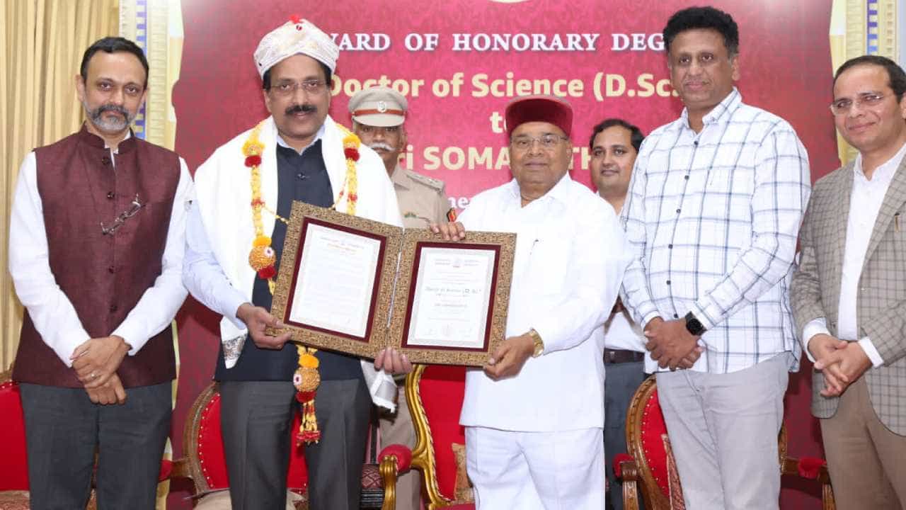 ಇಸ್ರೋ ಅಧ್ಯಕ್ಷ ಎಸ್ ಸೋಮನಾಥ್ಗೆ ಗೌರವ ಡಾಕ್ಟರೇಟ್ ಪ್ರದಾನ ಮಾಡಿದ ಥಾವರ್ ಚಂದ್ ಗೆಹ್ಲೋಟ್ ಇಸ್ರೋ ಅಧ್ಯಕ್ಷ ಎಸ್ ಸೋಮನಾಥ್ಗೆ ಗೌರವ ಡಾಕ್ಟರೇಟ್ ಪ್ರದಾನ ಮಾಡಿದ ಥಾವರ್ ಚಂದ್ ಗೆಹ್ಲೋಟ್