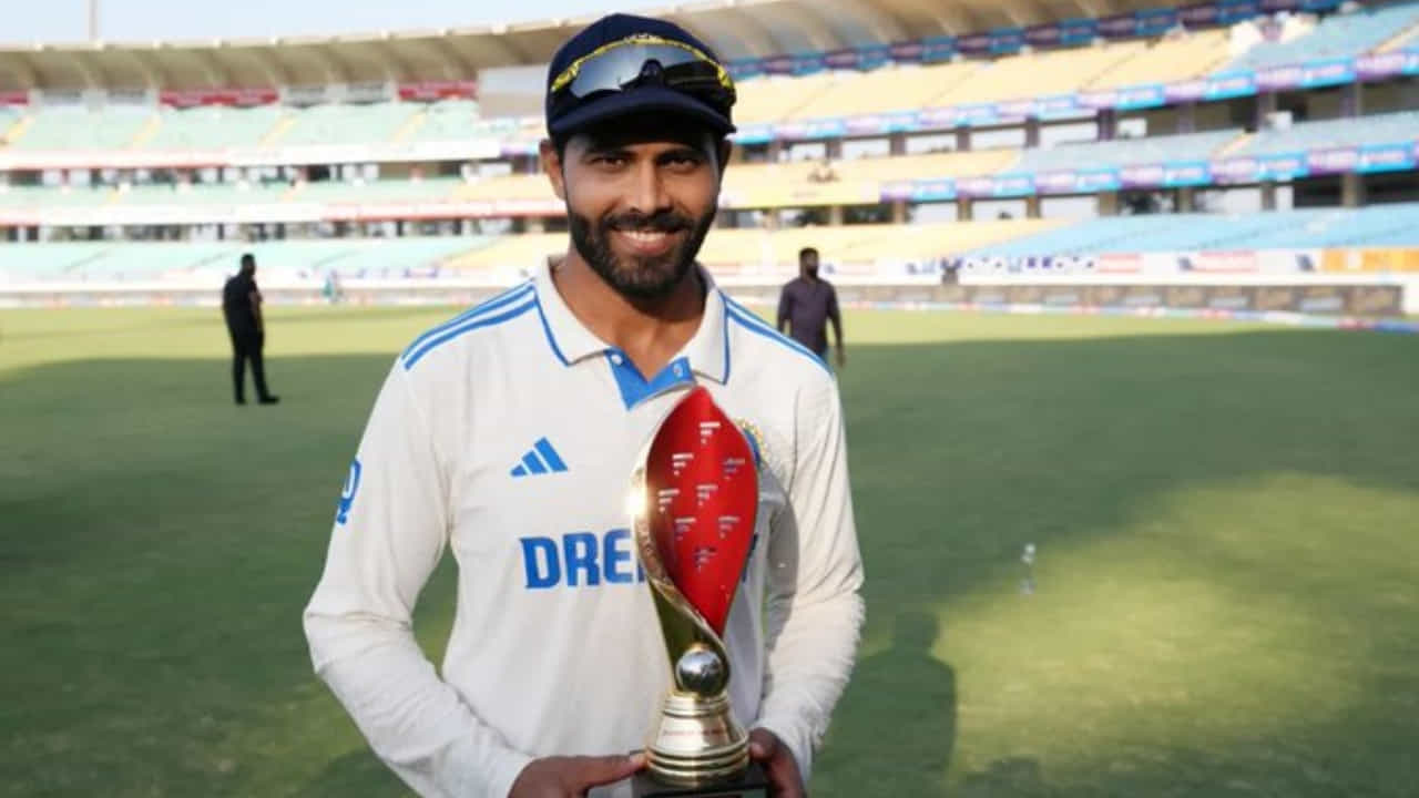 ರಾಜ್ಕೋಟ್ನಲ್ಲಿ ನಡೆದ ಮೂರನೇ ಟೆಸ್ಟ್ ಪಂದ್ಯದಲ್ಲಿ ಇಂಗ್ಲೆಂಡ್ ವಿರುದ್ಧ 434 ರನ್ಗಳ ಐತಿಹಾಸಿಕ ಗೆಲುವು ಸಾಧಿಸಿದ ಭಾರತ ಸರಣಿಯಲ್ಲಿ ಮೇಲುಗೈ ಸಾಧಿಸಿದೆ. ಈ ಪಂದ್ಯದಲ್ಲಿ ಟೀಂ ಇಂಡಿಯಾ ಪರ ಆಲ್ರೌಂಡ್ ಪ್ರದರ್ಶನ ನೀಡಿದ ರವೀಂದ್ರ ಜಡೇಜಾ ಪಂದ್ಯ ಶ್ರೇಷ್ಠ ಪ್ರಶಸ್ತಿಗೆ ಭಾಜನರಾಗಿದ್ದಾರೆ.