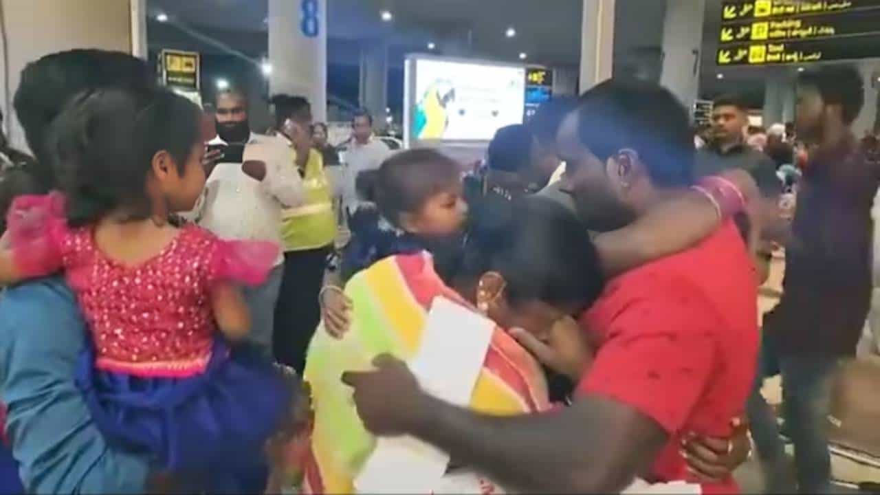 18 ವರ್ಷಗಳ ಬಳಿಕ ದುಬೈ ಜೈಲಿನಿಂದ ಬಿಡುಗಡೆಗೊಂಡ ಐದು ಮಂದಿ ತೆಲಂಗಾಣಕ್ಕೆ ವಾಪಸ್ 18 ವರ್ಷಗಳ ಬಳಿಕ ದುಬೈ ಜೈಲಿನಿಂದ ಬಿಡುಗಡೆಗೊಂಡ ಐದು ಮಂದಿ ತೆಲಂಗಾಣಕ್ಕೆ ವಾಪಸ್