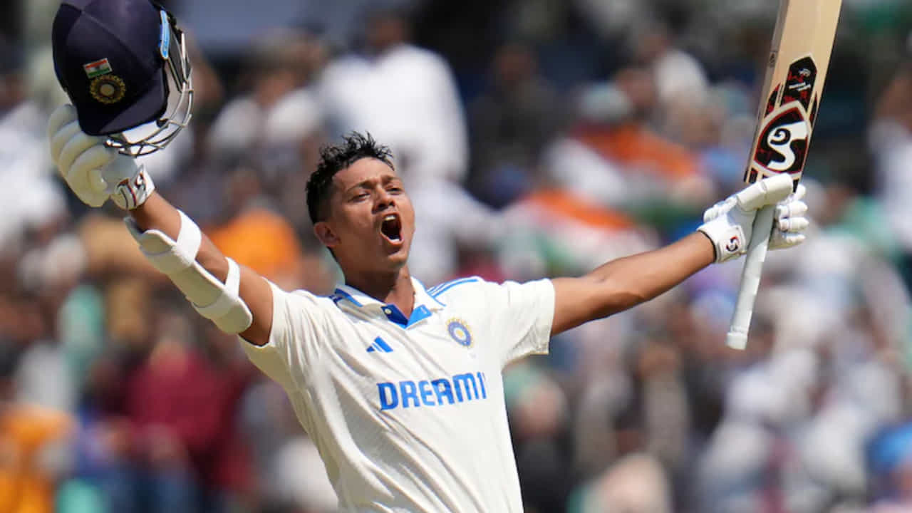 ಇಂಗ್ಲೆಂಡ್ ವಿರುದ್ಧ ನಡೆಯುತ್ತಿರುವ ಐದು ಪಂದ್ಯಗಳ ಟೆಸ್ಟ್ ಸರಣಿಯ ಮೊದಲ ಮೂರು ಪಂದ್ಯಗಳಲ್ಲಿ ಅದ್ಭುತ ಪ್ರದರ್ಶನ ನೀಡಿರುವ ಟೀಂ ಇಂಡಿಯಾದ ಯುವ ಆರಂಭಿಕ ಆಟಗಾರ ಯಶಸ್ವಿ ಜೈಸ್ವಾಲ್ ಇಂದು ಬಿಡುಗಡೆಯಾಗಿರುವ ಐಸಿಸಿ ಟೆಸ್ಟ್ ರ್ಯಾಂಕಿಂಗ್ಸ್ನಲ್ಲಿ ಭರ್ಜರಿ ಮುಂಬಡ್ತಿ ಪಡೆದಿದ್ದಾರೆ.