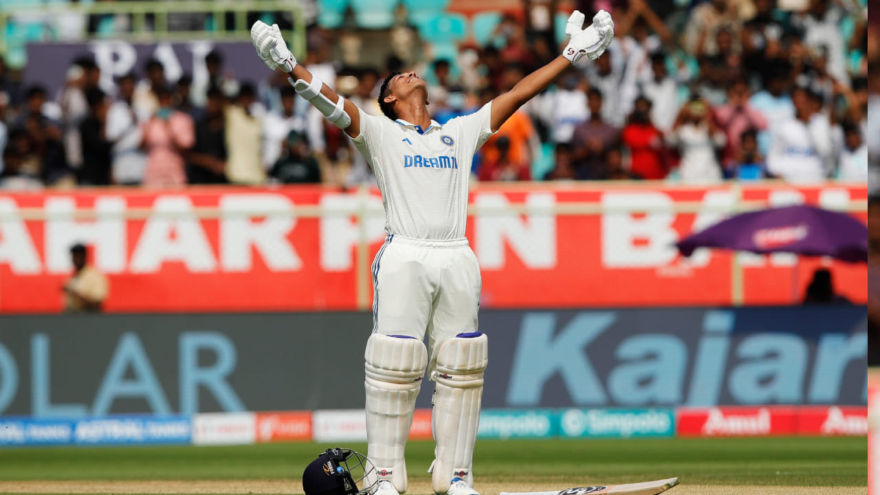 ವಿಶಾಖಪಟ್ಟಣಂನಲ್ಲಿ ನಡೆಯುತ್ತಿರುವ ಭಾರತ ಹಾಗೂ ಇಂಗ್ಲೆಂಡ್ ನಡುವಿನ ಎರಡನೇ ಟೆಸ್ಟ್ ಪಂದ್ಯದಲ್ಲಿ ಭಾರತದ ಎಡಗೈ ಆರಂಭಿಕ ಬ್ಯಾಟ್ಸ್ಮನ್ ಯಶಸ್ವಿ ಜೈಸ್ವಾಲ್ ತಮ್ಮ ಟೆಸ್ಟ್ ಬದುಕಿನ ಎರಡನೇ ಶತಕ ಸಿಡಿಸಿ ಮಿಂಚಿದ್ದಾರೆ. ಇದಕ್ಕೂ ಮುನ್ನ ನಡೆದ ಹೈದರಾಬಾದ್ ಟೆಸ್ಟ್ನಲ್ಲಿ ಶತಕ ವಂಚಿತರಾಗಿದ್ದ ಜೈಸ್ವಾಲ್ 80 ರನ್ ಗಳಿಸಿ ಔಟಾಗಿದ್ದರು.