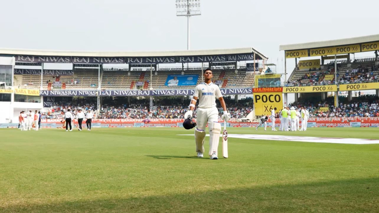 ಇನ್ನು ಟೆಸ್ಟ್ ಇನಿಂಗ್ಸ್​ವೊಂದರಲ್ಲಿ ಅತೀ ಹೆಚ್ಚು ಸಿಕ್ಸ್ ಬಾರಿಸಿದ ವಿಶ್ವ ದಾಖಲೆ ಕೂಡ ಯಶಸ್ವಿ ಜೈಸ್ವಾಲ್ ಹೆಸರಿನಲ್ಲಿದೆ. ರಾಜ್​ಕೋಟ್​ನಲ್ಲಿ ನಡೆದ ಇಂಗ್ಲೆಂಡ್ ವಿರುದ್ಧದ 3ನೇ ಟೆಸ್ಟ್ ಪಂದ್ಯದ 2ನೇ ಇನಿಂಗ್ಸ್​ನಲ್ಲಿ ಯಶಸ್ವಿ ಜೈಸ್ವಾಲ್ 12 ಸಿಕ್ಸ್ ಬಾರಿಸುವ ಮೂಲಕ ಹೊಸ ವಿಶ್ವ ದಾಖಲೆ ನಿರ್ಮಿಸಿದ್ದಾರೆ. ಒಟ್ಟಿನಲ್ಲಿ ಟೆಸ್ಟ್​ನಲ್ಲಿ ಸಿಡಿಲಬ್ಬರದ ಬ್ಯಾಟಿಂಗ್ ಪ್ರದರ್ಶಿಸುತ್ತಿರುವ ಜೈಸ್ವಾಲ್ ಇದೀಗ ಸಿಕ್ಸ್​ಗಳೊಂದಿಗೆ ಹಲವು ದಾಖಲೆಗಳನ್ನು ತಮ್ಮದಾಗಿಸಿಕೊಂಡಿರುವುದು ವಿಶೇಷ.