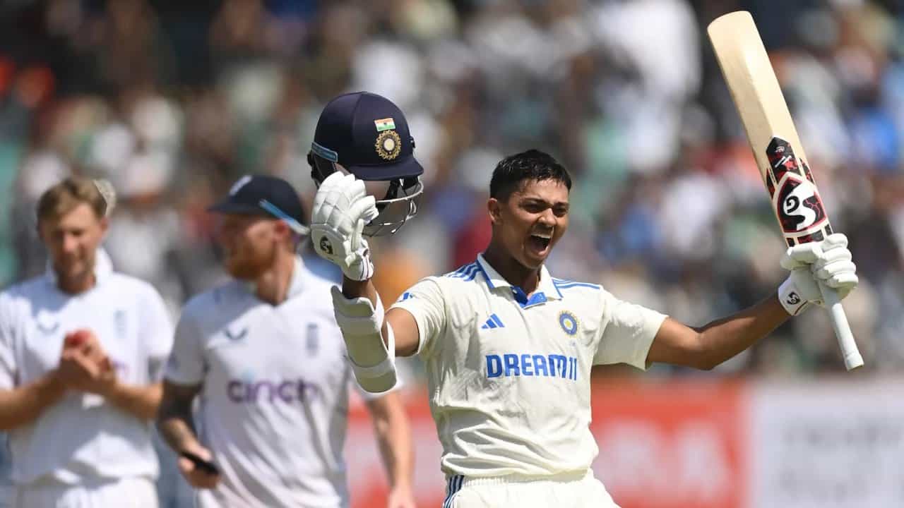 ರಾಜ್ಕೋಟ್ನಲ್ಲಿ ಟೀಮ್ ಇಂಡಿಯಾದ ಯುವ ದಾಂಡಿಗ ಯಶಸ್ವಿ ಜೈಸ್ವಾಲ್ (Yashasvi Jaiswal) ರಾಜನಾಗಿ ಮೆರೆದಿದ್ದಾರೆ. ನಿರಂಜನ್ ಶಾ ಕ್ರಿಕೆಟ್ ಸ್ಟೇಡಿಯಂನಲ್ಲಿ ನಡೆದ 3ನೇ ಟೆಸ್ಟ್ನಲ್ಲಿ ಯಶಸ್ವಿ ಡಬಲ್ ಸೆಂಚುರಿ ಸಿಡಿಸುವ ಮೂಲಕ ಜೈಸ್ವಾಲ್ ಅಪರೂಪದ ದಾಖಲೆಯನ್ನೂ ಕೂಡ ಬರೆದಿದ್ದಾರೆ. ಅದು ಕೂಡ ದಾಖಲೆಗಳ ಸರದಾರ ವಿರಾಟ್ ಕೊಹ್ಲಿ (Virat Kohli) ಹೆಸರಿನಲ್ಲಿದ್ದ ಬಹು ಅಪರೂಪದ ರೆಕಾರ್ಡ್ ಅನ್ನು ಸರಿಗಟ್ಟುವ ಮೂಲಕ ಎಂಬುದೇ ವಿಶೇಷ.