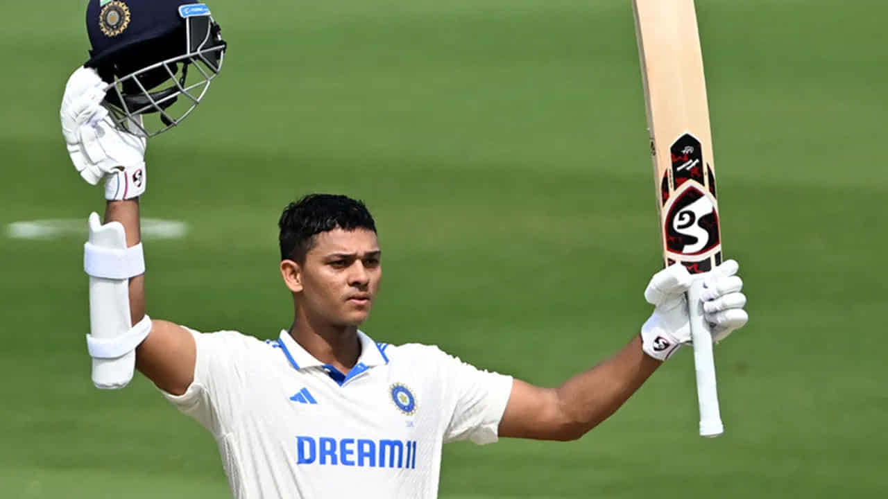 ಇಂಗ್ಲೆಂಡ್ ವಿರುದ್ಧದ ಐದು ಪಂದ್ಯಗಳ ಟೆಸ್ಟ್ ಸರಣಿಯ ಎರಡನೇ ಪಂದ್ಯದಲ್ಲಿ ಅಜೇಯ ಶತಕ ಸಿಡಿಸಿರುವ ಟೀಂ ಇಂಡಿಯಾದ ಯುವ ಬ್ಯಾಟರ್ ಯಶಸ್ವಿ ಜೈಸ್ವಾಲ್, ಈ ಶತಕದೊಂದಿಗೆ ಕ್ರಿಕೆಟ್ ದೇವರು ಸಚಿನ್ ತೆಂಡೂಲ್ಕರ್, ಮಾಜಿ ಬ್ಯಾಟ್ಸ್ಮನ್ ವಿನೋದ್ ಕಾಂಬ್ಳಿ ಮತ್ತು ಟೀಂ ಇಂಡಿಯಾದ ಮಾಜಿ ಕೋಚ್ ರವಿಶಾಸ್ತ್ರಿ ಅವರ ವಿಶೇಷ ಪಟ್ಟಿಯಲ್ಲಿ ಸೇರಿಕೊಂಡಿದ್ದಾರೆ.