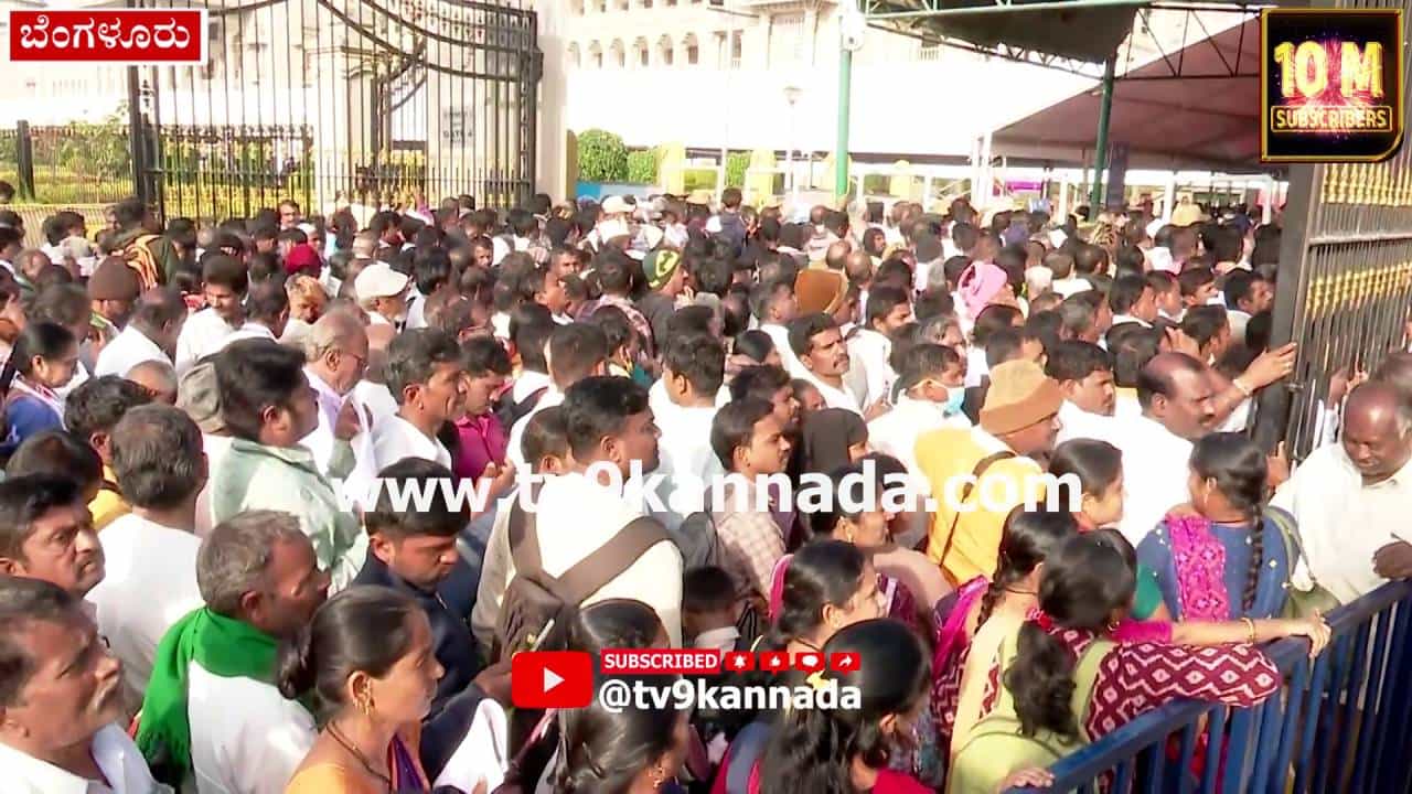 ಜನಸ್ಪಂದನಕ್ಕೆ ಹರಿದು ಬಂದ ಜನ ಸಾಗರ; ವರ್ಗಾವಣೆಗಾಗಿ ಕಣ್ಣೀರಿಟ್ಟ ಶಿಕ್ಷಕಿ ಜನಸ್ಪಂದನಕ್ಕೆ ಹರಿದು ಬಂದ ಜನ ಸಾಗರ; ವರ್ಗಾವಣೆಗಾಗಿ ಕಣ್ಣೀರಿಟ್ಟ ಶಿಕ್ಷಕಿ
