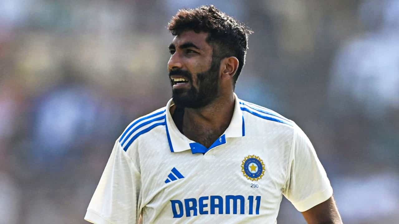 ಭಾರತ ಮತ್ತು ಇಂಗ್ಲೆಂಡ್ ನಡುವಣ 5 ಪಂದ್ಯಗಳ ಟೆಸ್ಟ್ ಸರಣಿಯ ಮೂರು ಮ್ಯಾಚ್ಗಳು ಮುಗಿದಿವೆ. ಇದೀಗ ಉಭಯ ತಂಡಗಳು ನಾಲ್ಕನೇ ಪಂದ್ಯಕ್ಕಾಗಿ ಸಜ್ಜಾಗುತ್ತಿದೆ. ಫೆಬ್ರವರಿ 23 ರಿಂದ ಶುರುವಾಗಲಿರುವ ಈ ಪಂದ್ಯಕ್ಕೆ ಟೀಮ್ ಇಂಡಿಯಾ ವೇಗಿ ಜಸ್ಪ್ರೀತ್ ಬುಮ್ರಾ (Jasprit Bumrah) ಅಲಭ್ಯರಾಗಲಿದ್ದಾರೆ ಎಂದು ವರದಿಯಾಗಿದೆ.