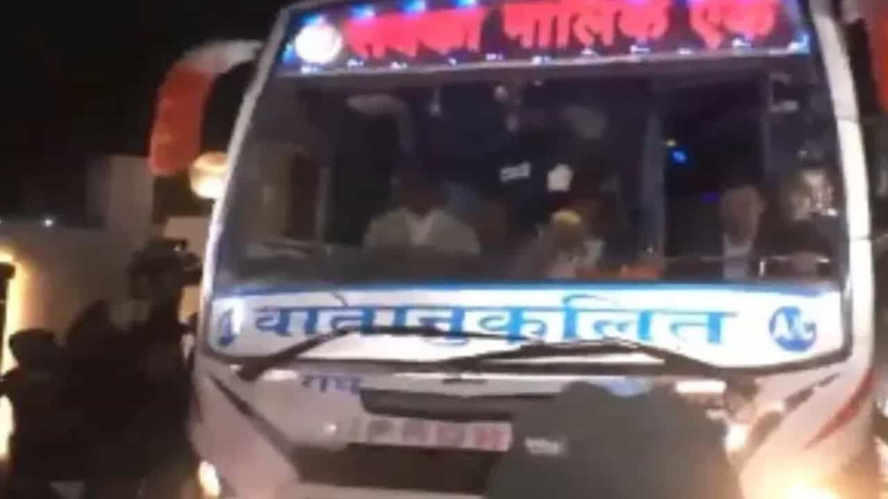 Jharkhand Politics: ಹೈದರಾಬಾದ್ಗೆ ತೆರಳಿದ ಜೆಎಂಎಂ ನೇತೃತ್ವದ ಮೈತ್ರಿಕೂಟದ ಶಾಸಕರು Jharkhand Politics: ಹೈದರಾಬಾದ್ಗೆ ತೆರಳಿದ ಜೆಎಂಎಂ ನೇತೃತ್ವದ ಮೈತ್ರಿಕೂಟದ ಶಾಸಕರು