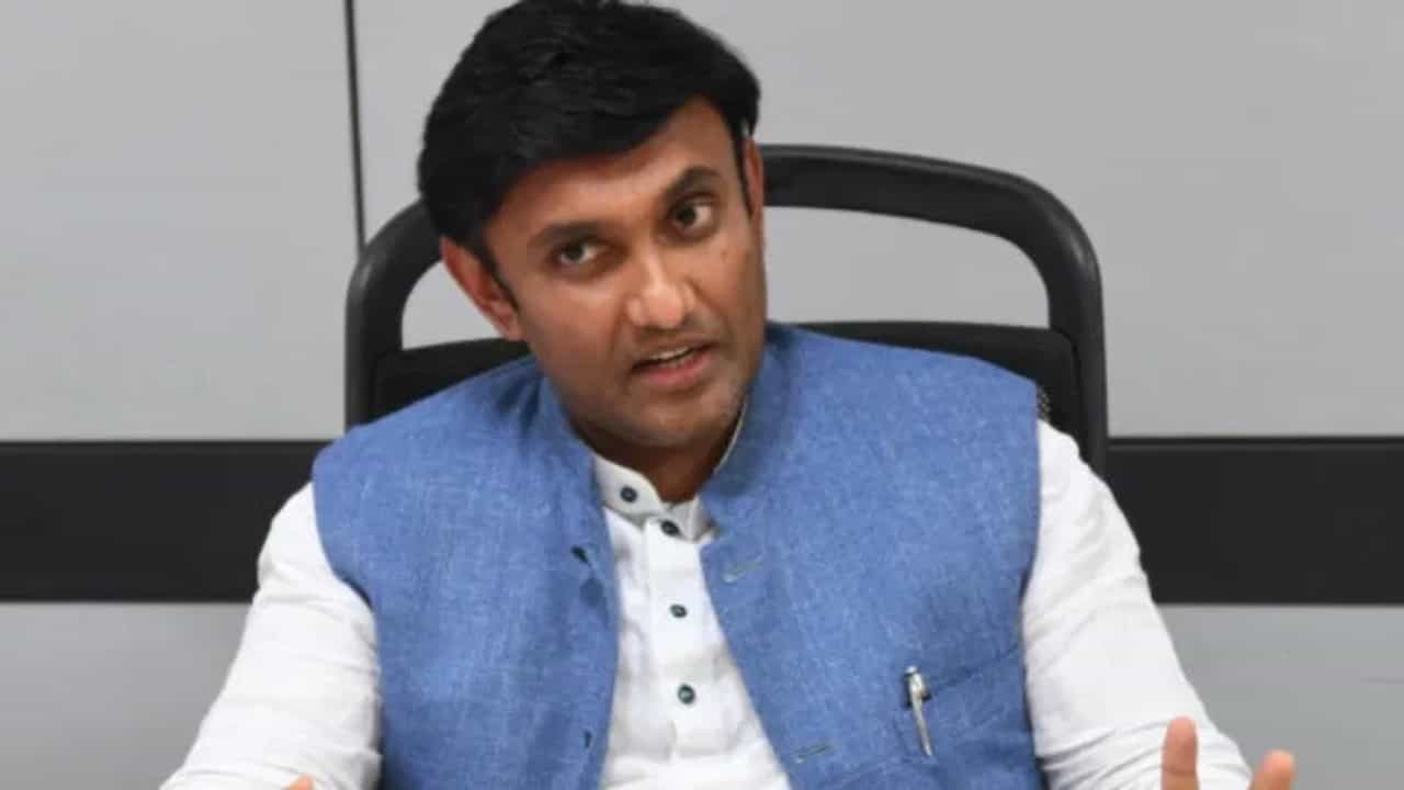 ಮರಳಿ ‘ಕೈ’ ಹಿಡಿಯುತ್ತಾರಾ ಮಾಜಿ ಸಚಿವ ಡಾ. ಕೆ ಸುಧಾಕರ್: ಕಾಂಗ್ರೆಸ್ನಲ್ಲಿ ಹೆಚ್ಚಾಯ್ತು ಚರ್ಚೆ ಮರಳಿ ‘ಕೈ’ ಹಿಡಿಯುತ್ತಾರಾ ಮಾಜಿ ಸಚಿವ ಡಾ. ಕೆ ಸುಧಾಕರ್: ಕಾಂಗ್ರೆಸ್ನಲ್ಲಿ ಹೆಚ್ಚಾಯ್ತು ಚರ್ಚೆ