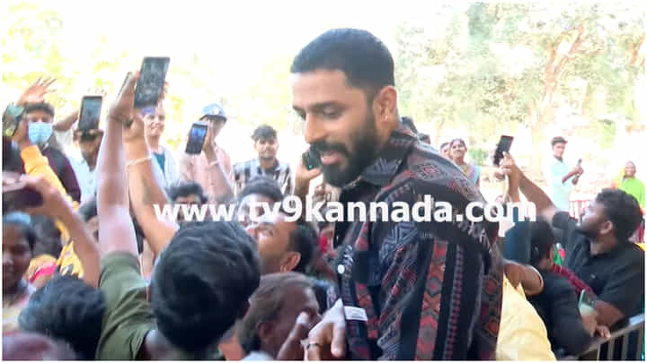 ಮುಗಿಬಿದ್ದ ಅಭಿಮಾನಿಗಳಿಗೆ ತಾಳ್ಮೆಯಿಂದ ಸೆಲ್ಫಿ ನೀಡಿದ ಕಾರ್ತಿಕ್ ಮಹೇಶ್ ಮುಗಿಬಿದ್ದ ಅಭಿಮಾನಿಗಳಿಗೆ ತಾಳ್ಮೆಯಿಂದ ಸೆಲ್ಫಿ ನೀಡಿದ ಕಾರ್ತಿಕ್ ಮಹೇಶ್