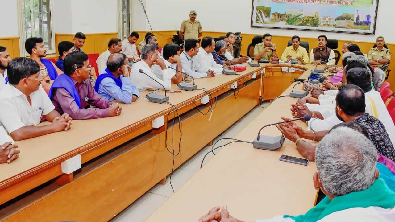 ಕೆರೆಗೋಡು ಹನುಮ ಧ್ವಜ ವಿವಾದ: ಫೆ.07ಕ್ಕೆ ಸಮಾನ ಮನಸ್ಕರ ವೇದಿಕೆ ಕರೆ ನೀಡಿದ್ದ ಮಂಡ್ಯ ಬಂದ್ ವಾಪಸ್ ಕೆರೆಗೋಡು ಹನುಮ ಧ್ವಜ ವಿವಾದ: ಫೆ.07ಕ್ಕೆ ಸಮಾನ ಮನಸ್ಕರ ವೇದಿಕೆ ಕರೆ ನೀಡಿದ್ದ ಮಂಡ್ಯ ಬಂದ್ ವಾಪಸ್