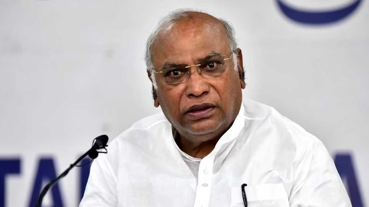 ಸಂವಿಧಾನ ಬದಲಾವಣೆ ಮಾಡಬೇಕೆಂದು ಸಾಕಷ್ಟು ಜನರಿಂದ ಸಂಚು ನಡೀತಿದೆ: ಮಲ್ಲಿಕಾರ್ಜುನ ಖರ್ಗೆ ಕಿಡಿ ಸಂವಿಧಾನ ಬದಲಾವಣೆ ಮಾಡಬೇಕೆಂದು ಸಾಕಷ್ಟು ಜನರಿಂದ ಸಂಚು ನಡೀತಿದೆ: ಮಲ್ಲಿಕಾರ್ಜುನ ಖರ್ಗೆ ಕಿಡಿ