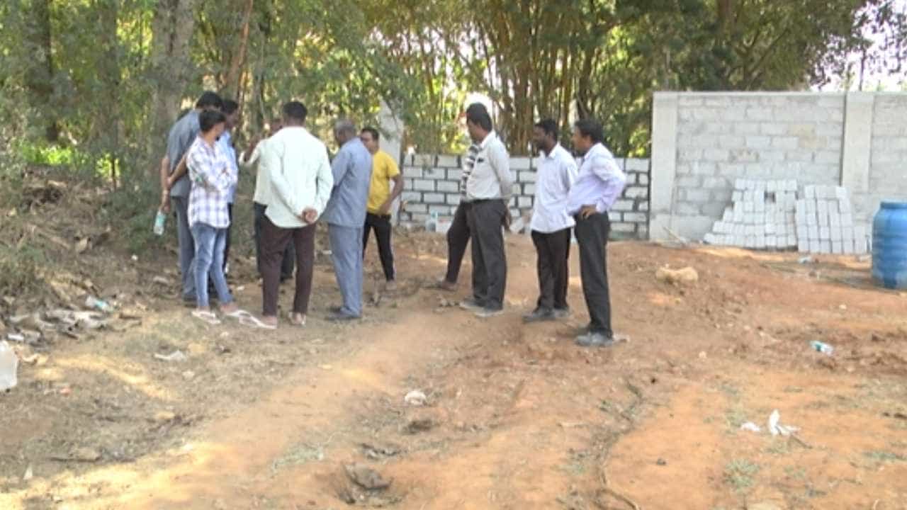 ಆನೇಕಲ್ ರೈತರ ಜಮೀನುಗಳ ಮೇಲೆ ಕೆಐಎಡಿಬಿ ಕಣ್ಣು: ಭೂ ಸ್ವಾಧೀನಕ್ಕೆ ಮುಂದಾದ ಅಧಿಕಾರಿಗಳ ವಿರುದ್ಧ ಆಕ್ರೋಶ ಆನೇಕಲ್ ರೈತರ ಜಮೀನುಗಳ ಮೇಲೆ ಕೆಐಎಡಿಬಿ ಕಣ್ಣು: ಭೂ ಸ್ವಾಧೀನಕ್ಕೆ ಮುಂದಾದ ಅಧಿಕಾರಿಗಳ ವಿರುದ್ಧ ಆಕ್ರೋಶ