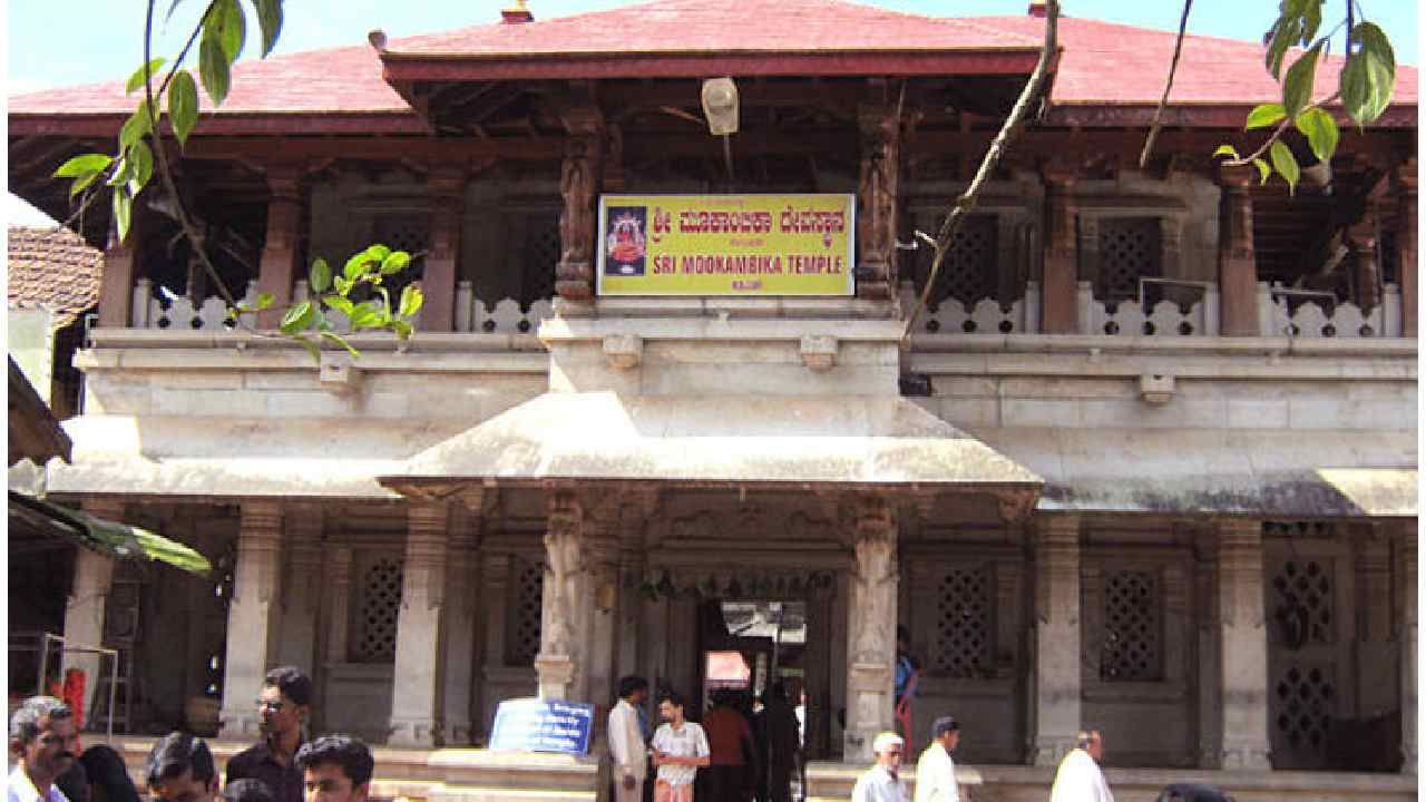 ದಕ್ಷಿಣ ಕನ್ನಡ ಜಿಲ್ಲೆಯ ಕೊಲ್ಲೂರು ಮೂಕಂಬಿಕಾ ದೇವಸ್ಥಾನಕ್ಕೆ ಈ ವರ್ಷ 59.47 ಕೋಟಿ ರೂಪಾಯಿ ಆದಾಯ ಹರಿದುಬಂದಿದೆ. ಕಳೆದ ವರ್ಷ 31.36 ಕೋಟಿ ರೂ. ಆದಾಯ ಸಂಗ್ರಹವಾಗಿತ್ತು.