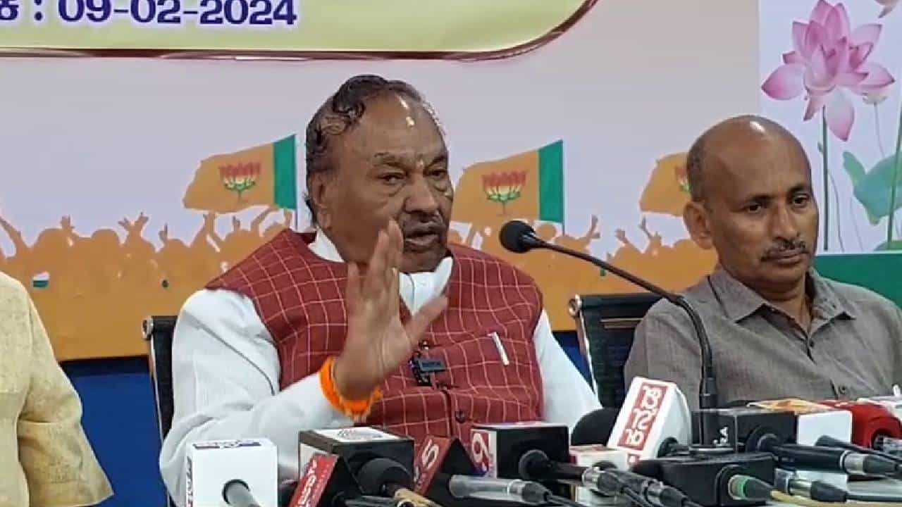 ಗುಂಡಿಕ್ಕಿ ಕೊಲ್ಲಿ ಹೇಳಿಕೆ: ಪೊಲೀಸರ ನೋಟಿಸಿಗೂ ಜಗ್ಗದೆ ಮತ್ತೆ ಗುಡುಗಿದ ಈಶ್ವರಪ್ಪ ಗುಂಡಿಕ್ಕಿ ಕೊಲ್ಲಿ ಹೇಳಿಕೆ: ಪೊಲೀಸರ ನೋಟಿಸಿಗೂ ಜಗ್ಗದೆ ಮತ್ತೆ ಗುಡುಗಿದ ಈಶ್ವರಪ್ಪ