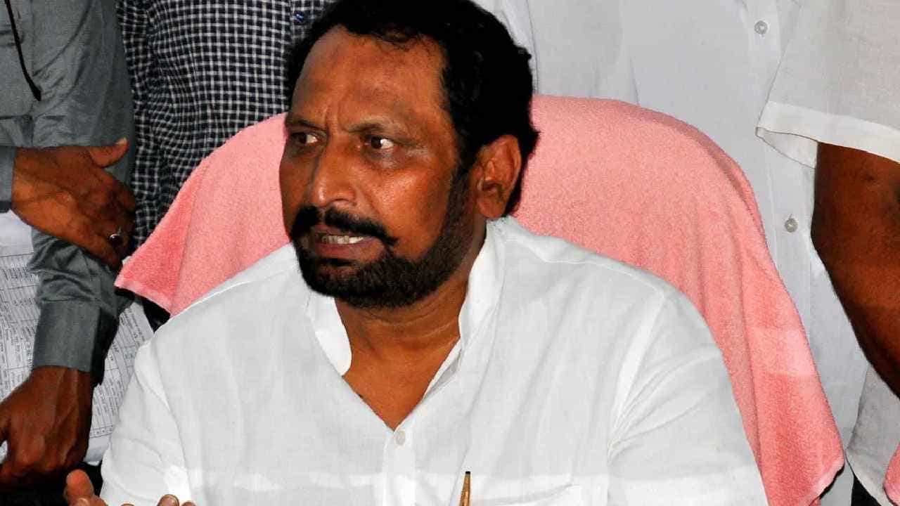 ಲಕ್ಷ್ಮಣ ಸವದಿ ಹುಟ್ಟುಹಬ್ಬದ ಬ್ಯಾನರ್ನಲ್ಲಿಲ್ಲ ಕಾಂಗ್ರೆಸ್ ಚಿಹ್ನೆ: ಬಿಜೆಪಿ ಘರ್ ವಾಪ್ಸಿಗೆ ರೆಕ್ಕೆಪುಕ್ಕ ಲಕ್ಷ್ಮಣ ಸವದಿ ಹುಟ್ಟುಹಬ್ಬದ ಬ್ಯಾನರ್ನಲ್ಲಿಲ್ಲ ಕಾಂಗ್ರೆಸ್ ಚಿಹ್ನೆ: ಬಿಜೆಪಿ ಘರ್ ವಾಪ್ಸಿಗೆ ರೆಕ್ಕೆಪುಕ್ಕ