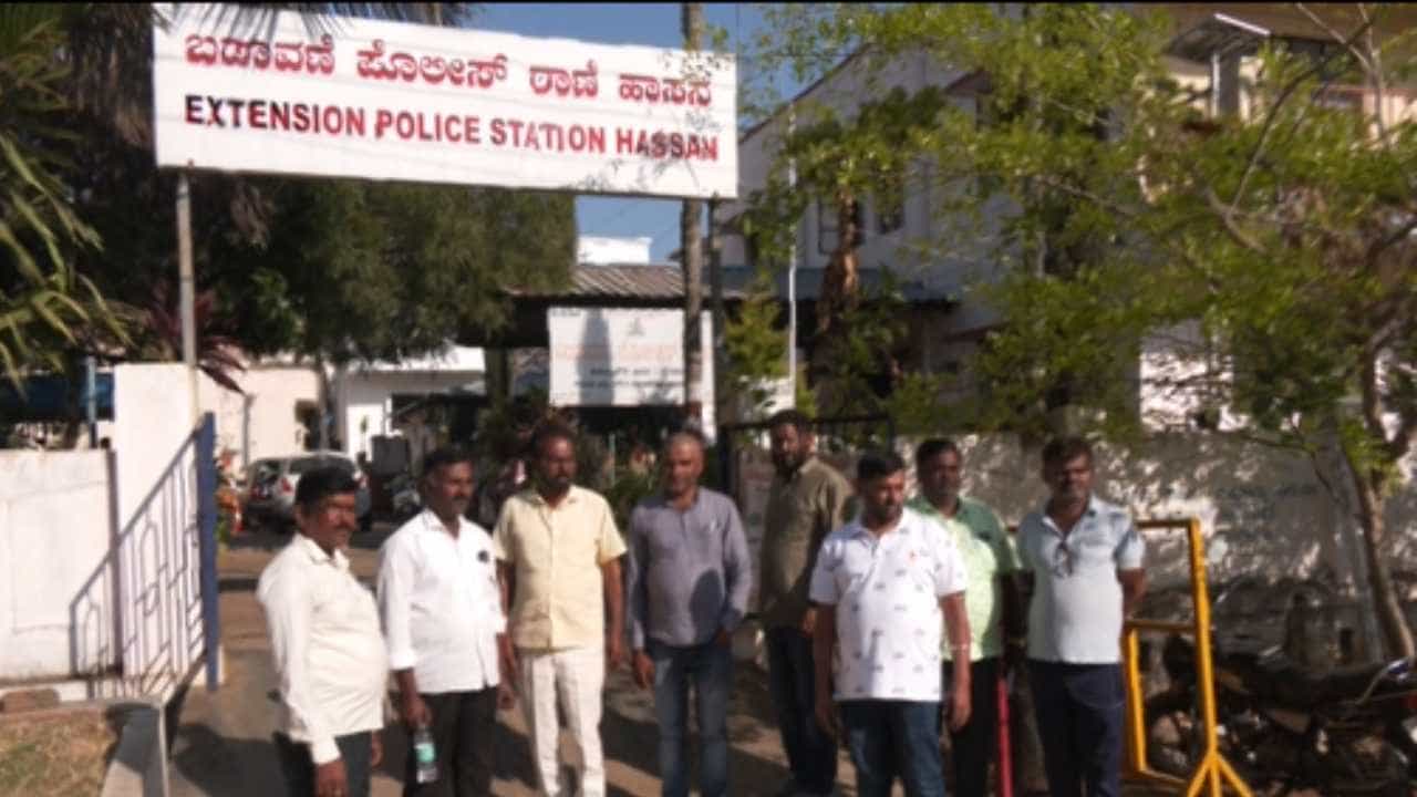 ಮದ್ಯದಂಗಡಿಗಳಲ್ಲಿ ದರ ಪಟ್ಟಿ ಕಡ್ಡಾಯ ಅಳವಡಿಕೆಗೆ ಆಗ್ರಹ: ಅಧಿಕಾರಿಗೆ ಮನವಿ ಸಲ್ಲಿಸಲು ತೆರಳಿದ್ದಾಗ ವಾಗ್ವಾದ ಮದ್ಯದಂಗಡಿಗಳಲ್ಲಿ ದರ ಪಟ್ಟಿ ಕಡ್ಡಾಯ ಅಳವಡಿಕೆಗೆ ಆಗ್ರಹ: ಅಧಿಕಾರಿಗೆ ಮನವಿ ಸಲ್ಲಿಸಲು ತೆರಳಿದ್ದಾಗ ವಾಗ್ವಾದ