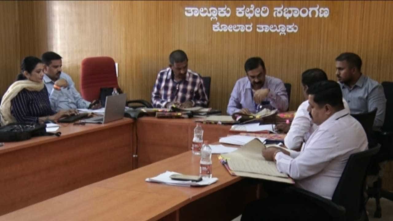 ಕೋಲಾರ ತಾಲೂಕು ಕಚೇರಿ ವಿರುದ್ಧ ಸಾರ್ವಜನಿಕರಿಂದ ಸರಣಿ ದೂರು: ಲೋಕಾಯುಕ್ತ ದಿಢೀರ್ ದಾಳಿ ಕೋಲಾರ ತಾಲೂಕು ಕಚೇರಿ ವಿರುದ್ಧ ಸಾರ್ವಜನಿಕರಿಂದ ಸರಣಿ ದೂರು: ಲೋಕಾಯುಕ್ತ ದಿಢೀರ್ ದಾಳಿ