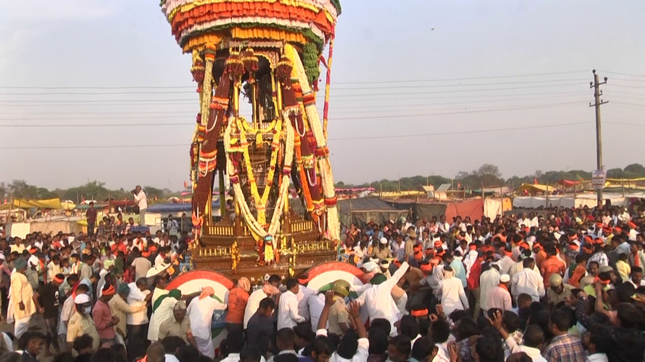 ಇನ್ನು ಜಾತ್ರೆಯಲ್ಲಿ ದೊಡ್ಡ ದೊಡ್ಡ ಮನರಂಜನಾ ವ್ಯವಸ್ಥೆ ಮಾಡಲಾಗಿದೆ. ಜೇಂಟ್ ವ್ಹೀಲ್ ಸೇರಿದಂತೆ ಅನೇಕ ಮನೋರಂಜನೆಯ ಆಟಗಳು ಜನರನ್ನು ಸೆಳೆಯುತ್ತಿವೆ. ಈಗ ಬೇಸಿಗೆ ಕಾಲ ಶುರುವಾಗಿದೆ. ಹೀಗಾಗಿ ಹೊಲದಲ್ಲಿ ಯಾವುದೇ ಕೆಲಸಗಳಿರೋದಿಲ್ಲ. ಇದುವರೆಗೂ ದುಡಿದು ದಣಿದ ದೇಹಗಳಿಗೆ ಕೊಂಚ ವಿಶ್ರಾಂತಿ, ಕೊಂಚ ಮನರಂಜನೆ ಅವಶ್ಯಕ. 