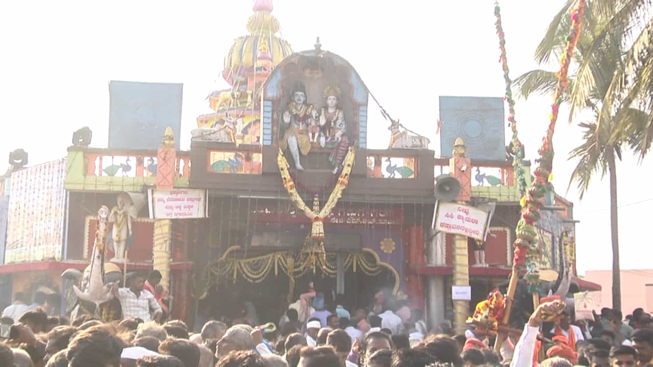 Garaga Madiwaleshwar village fair : ದುಡಿದು ದಣಿದ ದೇಹಗಳಿಗೆ ಕೊಂಚ ವಿಶ್ರಾಂತಿ, ಕೊಂಚ ಮನರಂಜನೆ ಅವಶ್ಯಕ. ಇಂಥ ಸಂದರ್ಭದಲ್ಲಿ ಜಾತ್ರೆಗಳು ಜನರಿಗೆ ಖುಷಿಯನ್ನು ಕೊಡುತ್ತವೆ. ಒಟ್ಟಿನಲ್ಲಿ ನಾವು ಎಷ್ಟೇ ಆಧುನಿಕ ಜಗತ್ತಿನಲ್ಲಿ ಬದುಕುತ್ತಿದ್ದೇವೆ ಅಂದುಕೊಂಡರೂ, ಸಾಂಪ್ರದಾಯಿಕ ಹಾಗೂ ಜಾನಪದ ಬದುಕನ್ನ ಬಿಡಲು ಸಿದ್ಧರಿಲ್ಲ ಅನ್ನೋದಕ್ಕೆ ಈ ಜಾತ್ರೆಯೇ ಸಾಕ್ಷಿ.