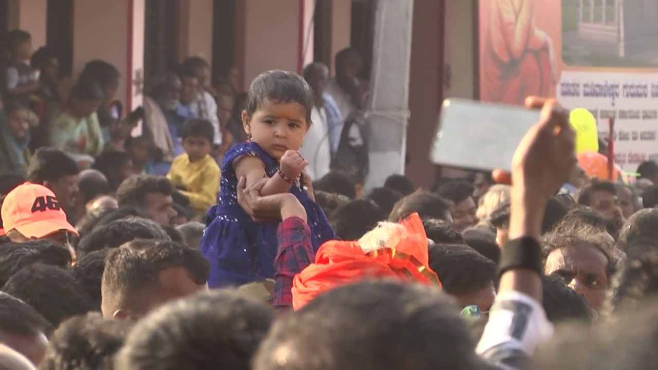 ಇನ್ನು ಮಕ್ಕಳು ತಮ್ಮ ತಮ್ಮ ತಂದೆ, ಅಣ್ಣ, ಮಾವನ ಮೇಲೆ ಕುಳಿತು ಜಾತ್ರೆಯ ಸೊಬಗನ್ನು ಸವಿಯುತ್ತಿದ್ದರೆ ಮಹಿಳೆಯರು ಕಟ್ಟಡಗಳ ಮೇಲೆ ನಿಂತು ರಥೋತ್ಸವದ ಸಂಭ್ರಮವನ್ನು ಕಣ್ತುಂಬಿಕೊಂಡರು. ಇನ್ನು ಭಕ್ತರು ರಥೋತ್ಸವದಲ್ಲಿ ಪಾಲ್ಗೊಂಡು ಧನ್ಯತಾಭಾವವನ್ನು ಅನುಭವಿಸಿದರು. ಇನ್ನು ಕೇಳಿದ ವರ ನೀಡೋ ಮಡಿವಾಳೇಶ್ವರ ಜಾತ್ರೆಗೆ ಬರೋದೇ ಒಂದು ಸಂಭ್ರಮ ಅಂತಾ ಅನೇಕ ಭಕ್ತರು ಖುಷಿಯಿಂದ ಹೇಳಿದರು. 