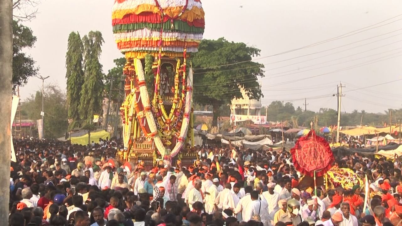 ಜಾತ್ರೆ ಅಂದ್ರೆ ಸಾಕು ಅಲ್ಲಿ ಬಣ್ಣಬಣ್ಣದ ಕನಸುಗಳನ್ನು ಕಟ್ಟಿಕೊಂಡು ದೇವರ ಬಳಿ ಹರಕೆ ಹೊರಲು ಜನರು ಬಂದೇ ಬರುತ್ತಾರೆ. ಅಂಥ ಜಾತ್ರೆಗಳಲ್ಲಿ ಕಣ್ಣು ಹಾಯಿಸಿದಷ್ಟೂ ಕಾಣುತ್ತಿರೋ ಜನರು; ತಂದೆಯ ತಲೆ ಮೇಲೆ ಕುಳಿತು ಜಾತ್ರೆಯ ಸೊಬಗು ಸವಿಯುತ್ತಿರೋ ಮಕ್ಕಳು; ಮುಗಿಲೆತ್ತರಕ್ಕೆ ಎದ್ದು ನಿಂತಿರೋ ರಥ; ರಥವನ್ನು ಎಳೆಯಲು ಸಿದ್ಧವಾಗಿರೋ ಭಕ್ತ ಸಮೂಹ; ರಥದ ಮುಂದೆ ಬಗೆ ಬಗೆಯ ಜಾನಪದ ನೃತ್ಯದಲ್ಲಿ ಪಾಲ್ಗೊಳ್ಳೋ ಕಲಾವಿದರು 