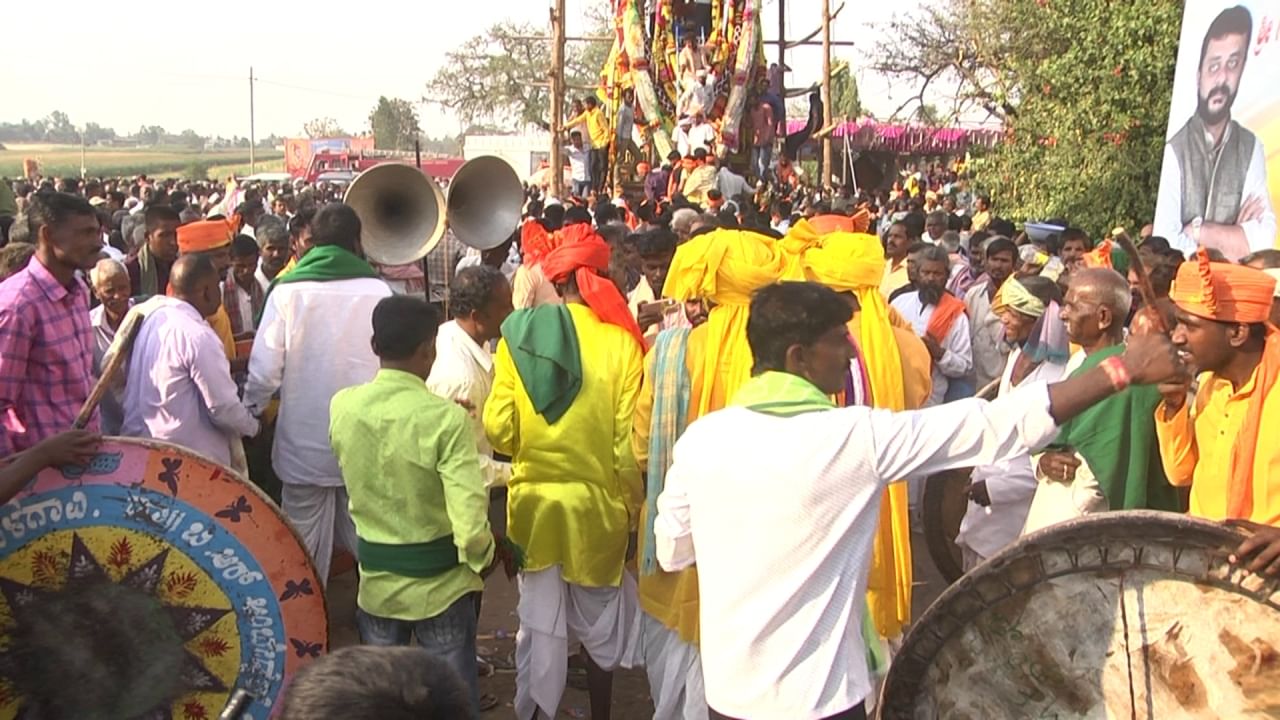 ಇಂಥ ದೃಶ್ಯಗಳನ್ನು ನೋಡಬೇಕೆಂದರೆ ನೀವು ಧಾರವಾಡ ತಾಲೂಕಿನ ಗರಗ್ ಗ್ರಾಮದಲ್ಲಿ ನಡೆಯೋ ಪ್ರಸಿದ್ಧ ಶ್ರೀ ಮಡಿವಾಳೇಶ್ವರ ಜಾತ್ರೆಗೆ ಬರಬೇಕು... ಹೌದು; ಈ ಭಾಗದ ಅತ್ಯಂತ ಪ್ರಸಿದ್ಧ ಮಠಗಳಲ್ಲಿ ಒಂದಾದ ಮಡಿವಾಳೇಶ್ವರ ಸ್ವಾಮಿಗಳ ಮಠದಲ್ಲಿ ಮಂಗಳವಾರ ಅದ್ಧೂರಿ ಜಾತ್ರಾ ಮಹೋತ್ಸವ ನಡೆಯಿತು. ಮಡಿವಾಳೇಶ್ವರ 143 ನೇ ಪುಣ್ಯಸ್ಮರಣೆ ಅಂಗವಾಗಿ ನಡೆದ ಈ ಜಾತ್ರೆ ಗಮನ ಸೆಳೆಯಿತು. ಪ್ರತಿವರ್ಷಕ್ಕಿಂತಲೂ ಈ ಬಾರಿ ಹೆಚ್ಚಿನ ಸಂಖ್ಯೆಯಲ್ಲಿ ಸೇರಿ, ಭಕ್ತಿಯ ಕ್ಷಣಗಳಿಗೆ ಸಾಕ್ಷಿಯಾದರು.