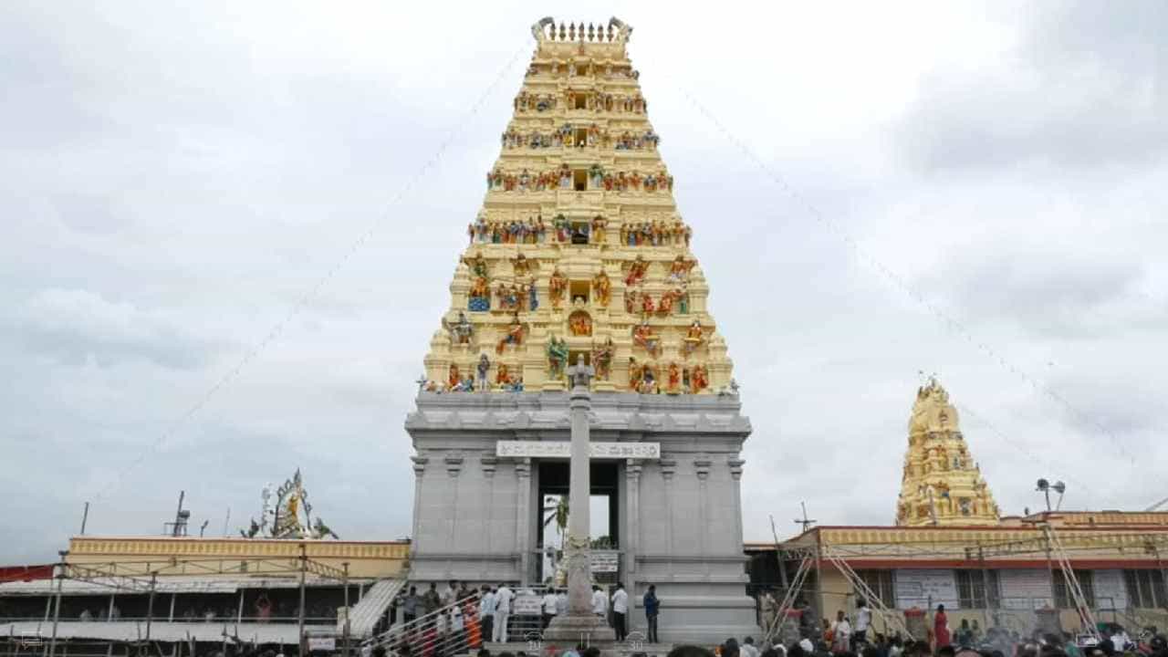 ಶಿವರಾತ್ರಿ ಸಮೀಪಿಸುತ್ತಿದ್ದಂತೆ ಚಾಮರಾಜನಗರ ಜಿಲ್ಲೆಯ ಹನೂರು ತಾಲೂಕಿನ ಮಲೆ ಮಹದೇಶ್ವರ ಬೆಟ್ಟದಲ್ಲಿರುವ ಮಾದಪ್ಪನ ಸನ್ನಿಧಾನಕ್ಕೆ ಹತ್ತಾರು ಬಯಕೆಯನ್ನ ಹರಕೆ ಹೊತ್ತ ಭಕ್ತರ ಪಾದಯಾತ್ರೆ ಹೆಚ್ಚಾಗುತ್ತಿದೆ.