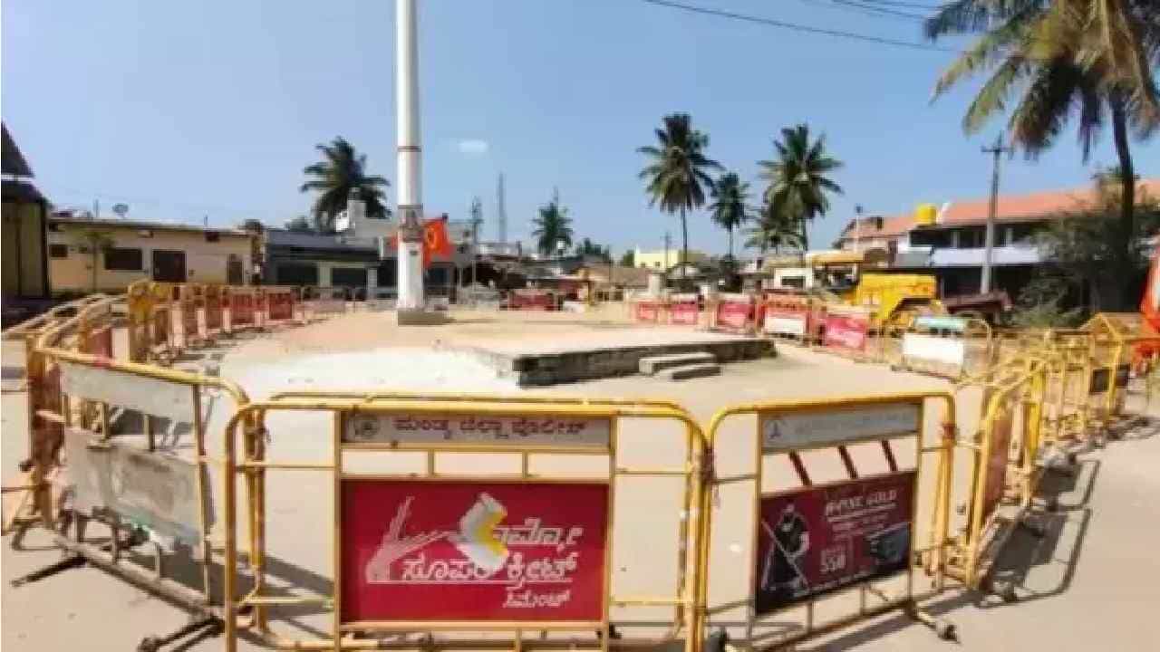 ಕೆರಗೋಡ ಗ್ರಾಮದಲ್ಲಿ ತಣ್ಣಗಾಗದ ಹನುಮ ಧ್ವಜ ವಿವಾದ: ಸಾಮಾಜಿಕ ಜಾಲತಾಣದ ಮೇಲೆ ಖಾಕಿ ಕಣ್ಣು ಕೆರಗೋಡ ಗ್ರಾಮದಲ್ಲಿ ತಣ್ಣಗಾಗದ ಹನುಮ ಧ್ವಜ ವಿವಾದ: ಸಾಮಾಜಿಕ ಜಾಲತಾಣದ ಮೇಲೆ ಖಾಕಿ ಕಣ್ಣು
