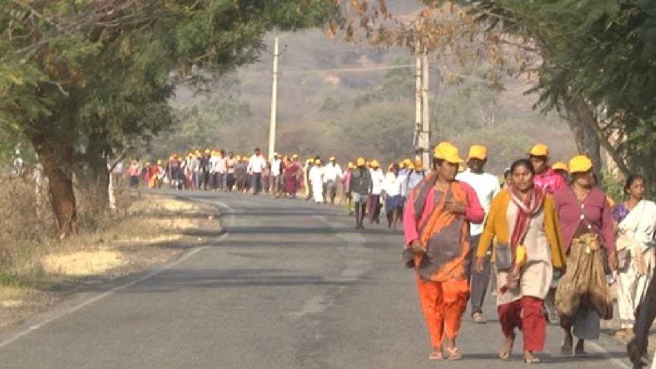 ಇತ್ತೀಚಿಗೆ ರೈತರ ಮಕ್ಕಳಿಗೆ ಹೆಣ್ಣು ಸಿಗುತ್ತಿಲ್ಲ ಅನ್ನೋ ಕಾರಣಕ್ಕೆ ಪಾದಯಾತ್ರೆ ನಡೆಸಲಾಗುತ್ತಿದೆ.
