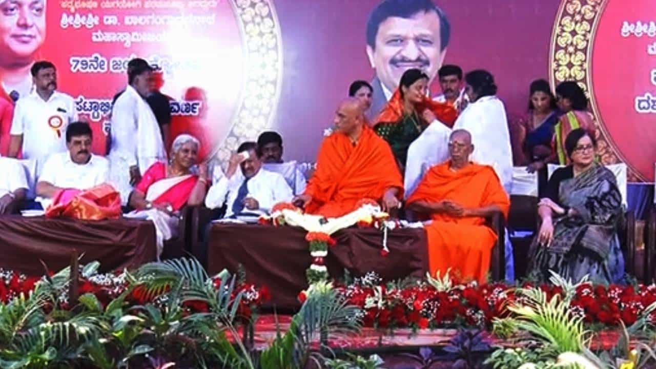 ಮಂಡ್ಯದಲ್ಲಿ ರಂಗೇರಿದ ಲೋಕ ಅಖಾಡ; ಒಂದೇ ವೇದಿಕೆಯಲ್ಲಿ ಕಾಣಿಸ್ಕೊಂಡ ಮೂರು ಪಕ್ಷಗಳ ಸಂಭಾವ್ಯ ಅಭ್ಯರ್ಥಿಗಳು ಮಂಡ್ಯದಲ್ಲಿ ರಂಗೇರಿದ ಲೋಕ ಅಖಾಡ; ಒಂದೇ ವೇದಿಕೆಯಲ್ಲಿ ಕಾಣಿಸ್ಕೊಂಡ ಮೂರು ಪಕ್ಷಗಳ ಸಂಭಾವ್ಯ ಅಭ್ಯರ್ಥಿಗಳು