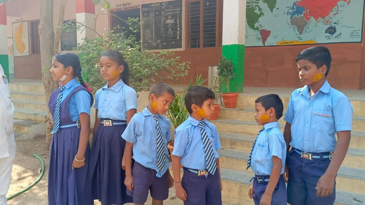 ರಾಯಚೂರು: ಒಂದೇ ಶಾಲೆಯಲ್ಲಿ 150 ಕ್ಕೂ ಹೆಚ್ಚು ಮಕ್ಕಳಲ್ಲಿ ಕಾಣಿಸಿಕೊಂಡ ಮಂಗನ ಬಾವು ರಾಯಚೂರು: ಒಂದೇ ಶಾಲೆಯಲ್ಲಿ 150 ಕ್ಕೂ ಹೆಚ್ಚು ಮಕ್ಕಳಲ್ಲಿ ಕಾಣಿಸಿಕೊಂಡ ಮಂಗನ ಬಾವು