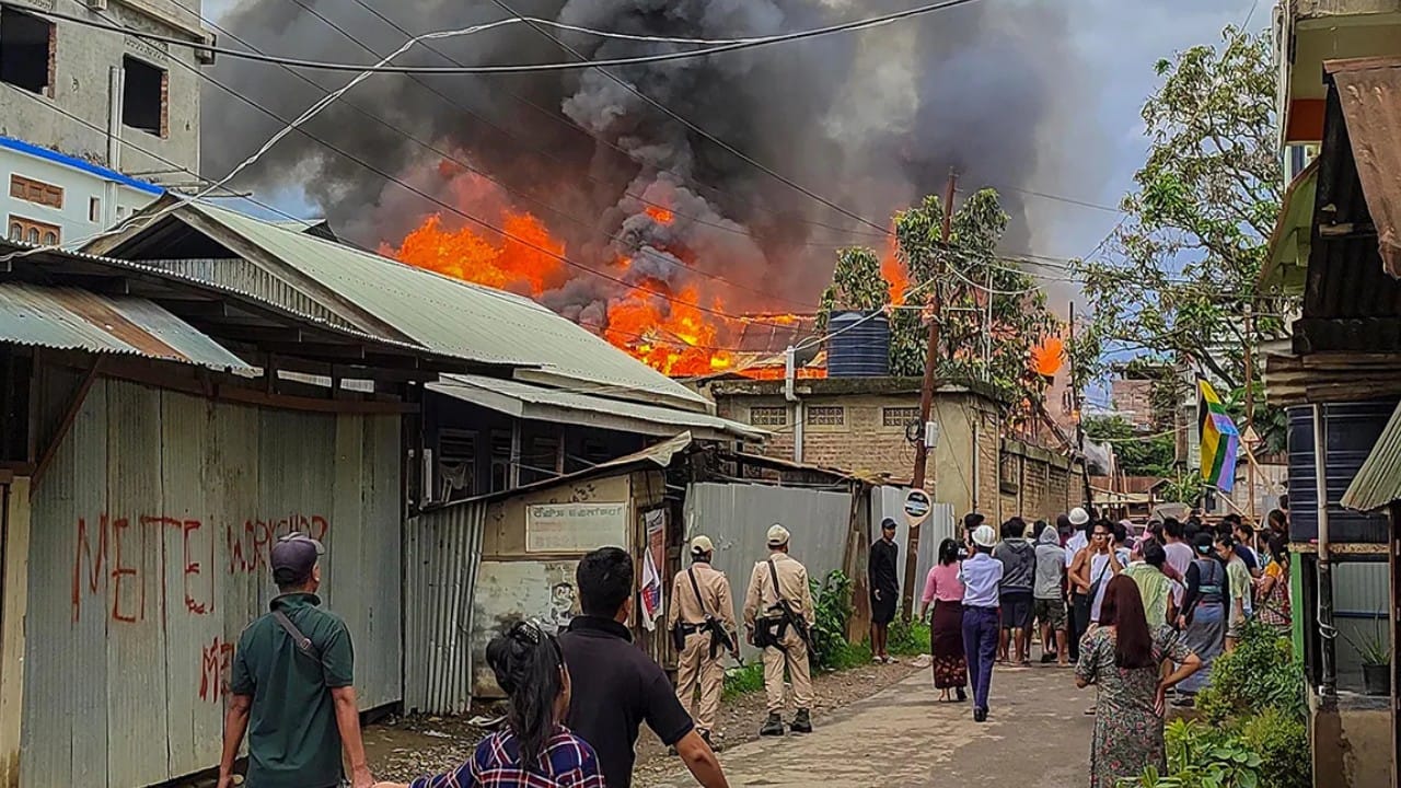 ಜನಾಂಗೀಯ ಹಿಂಸಾಚಾರಕ್ಕೆ ಕಾರಣವಾದ ವಿವಾದಾತ್ಮಕ ಆದೇಶ ತಿದ್ದುಪಡಿ ಮಾಡಿದ ಮಣಿಪುರ ಹೈಕೋರ್ಟ್ ಜನಾಂಗೀಯ ಹಿಂಸಾಚಾರಕ್ಕೆ ಕಾರಣವಾದ ವಿವಾದಾತ್ಮಕ ಆದೇಶ ತಿದ್ದುಪಡಿ ಮಾಡಿದ ಮಣಿಪುರ ಹೈಕೋರ್ಟ್